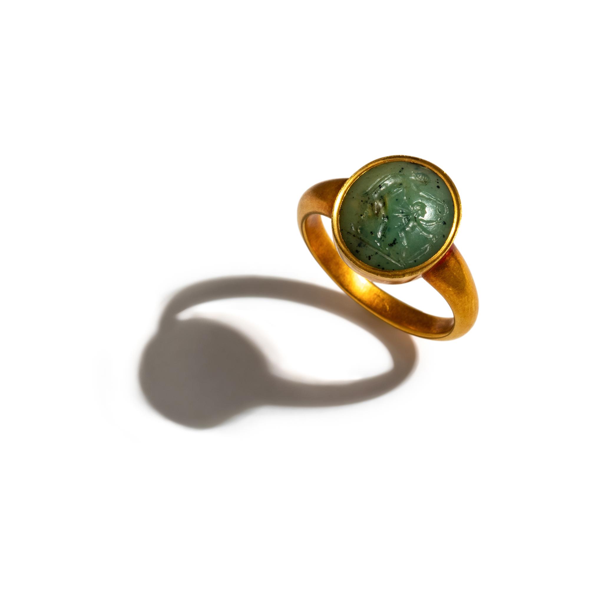 A Neoclassical Gold and Plasma Finger Ring with the Triumph of Psyche and Eros