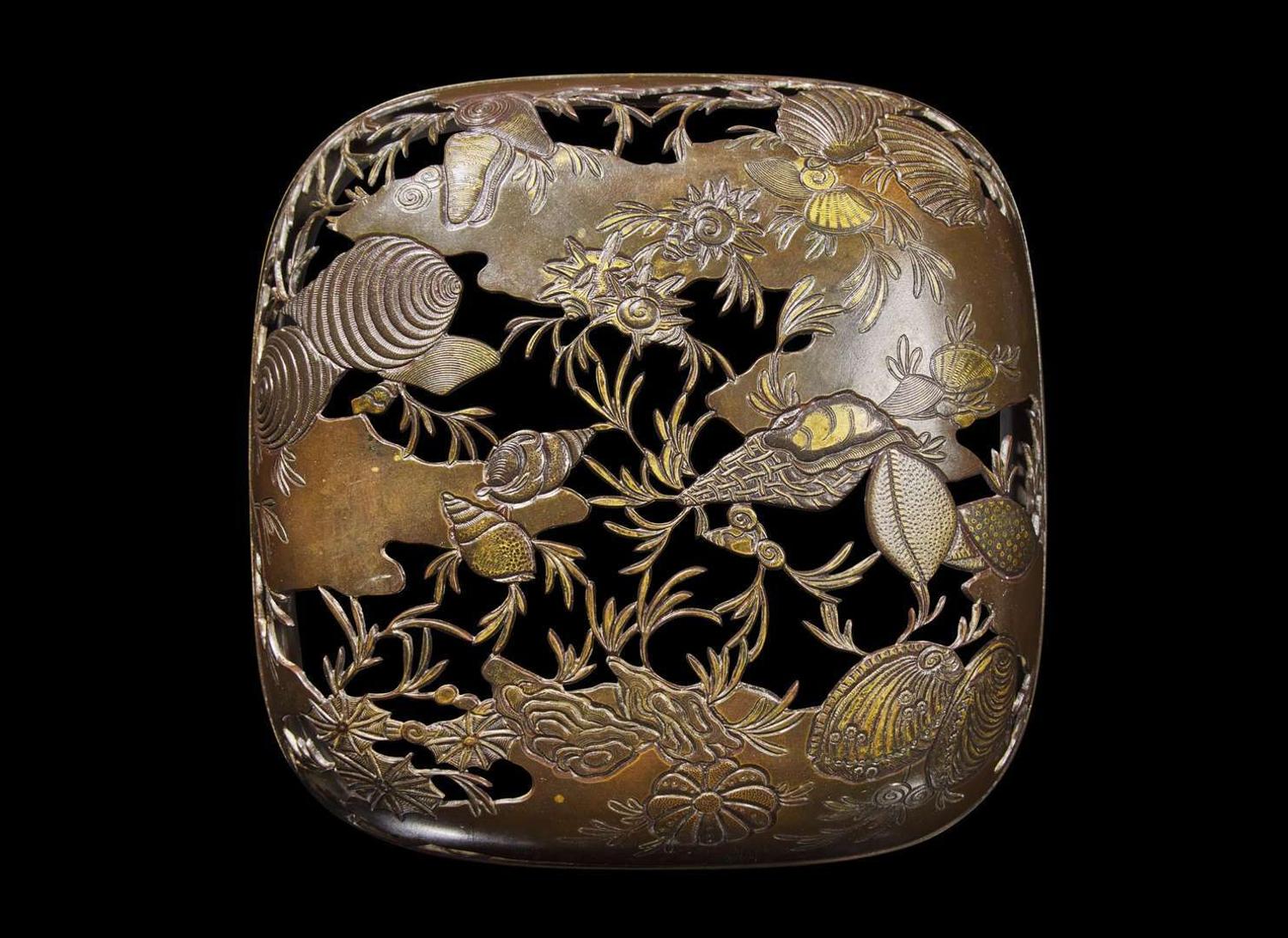 A Japanese patinated and parcel-gilt bronze "Seashells" koro and cover, Meiji period 日本鎏金加漆銅爐 明治