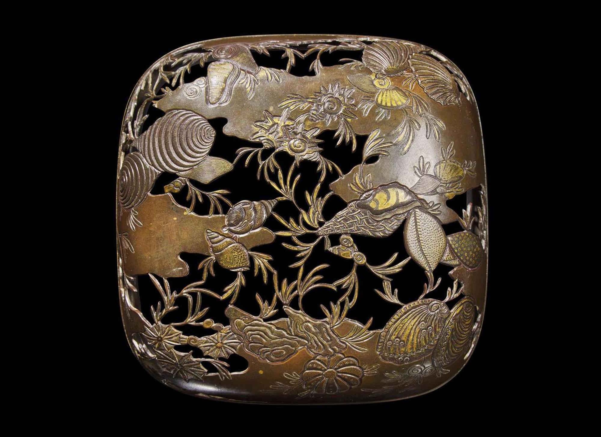A Japanese patinated and parcel-gilt bronze "Seashells" koro and cover, Meiji period 日本鎏金加漆銅爐 明治