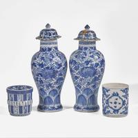 A pair of Chinese blue and white porcelain baluster vases and covers 青花带盖观音瓶一对 Kangxi period ???