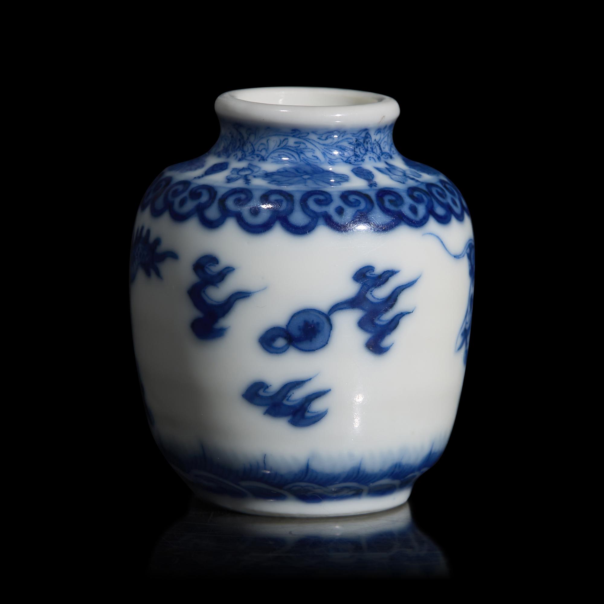 A Small Chinese Blue and White Porcelain " Dragon " Jar, Yongzheng Mark 雍正款 青花龍紋小罐