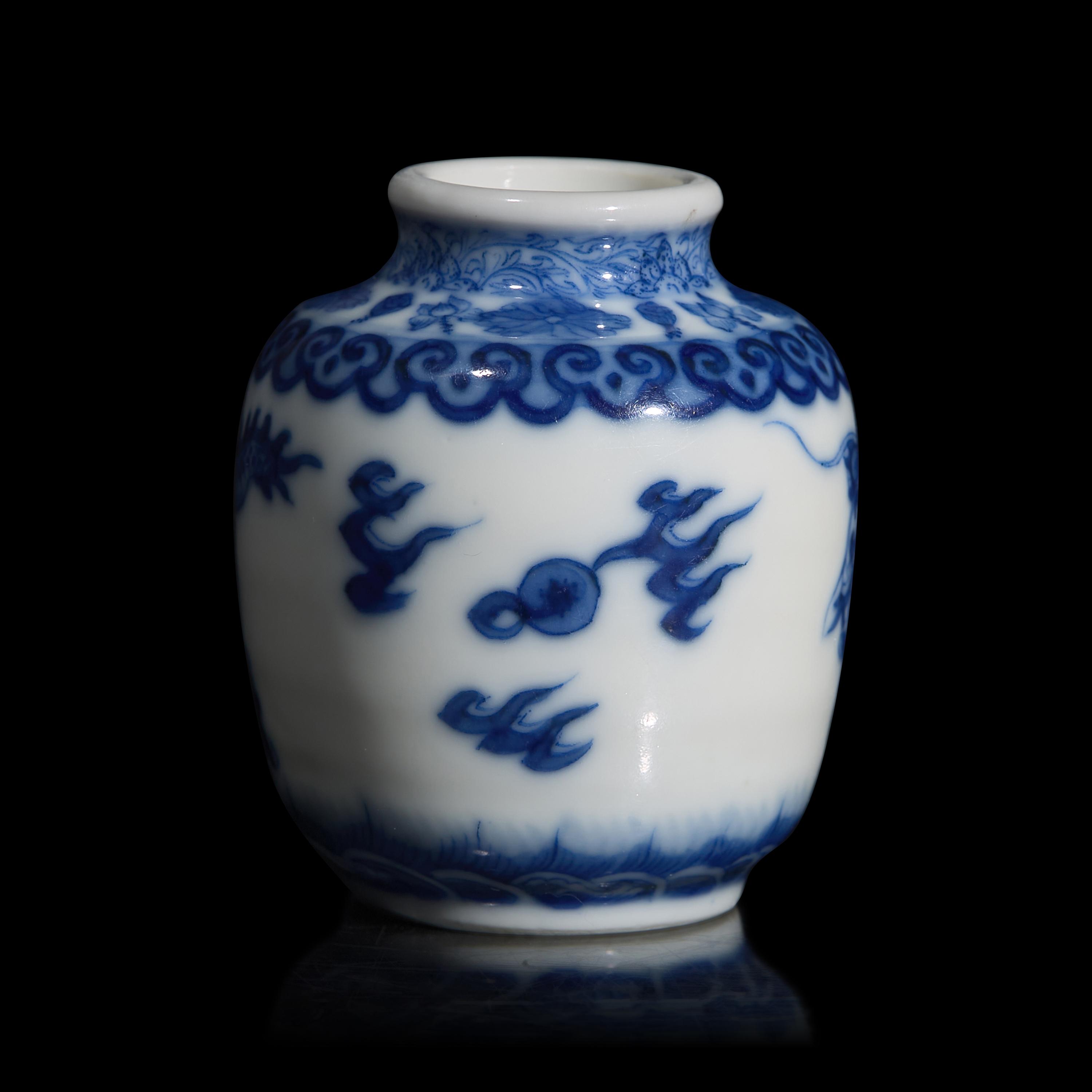 A Small Chinese Blue and White Porcelain " Dragon " Jar, Yongzheng Mark 雍正款 青花龍紋小罐