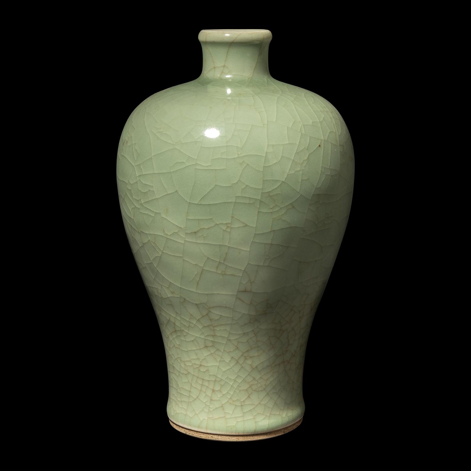 A Chinese Crackled Celadon Glazed Porcelain Meiping Vase, 19th/Early 20th Century 晚清/民國 青釉梅瓶