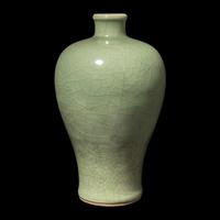 A Chinese Crackled Celadon Glazed Porcelain Meiping Vase, 19th/Early 20th Century 晚清/民國 青釉梅瓶