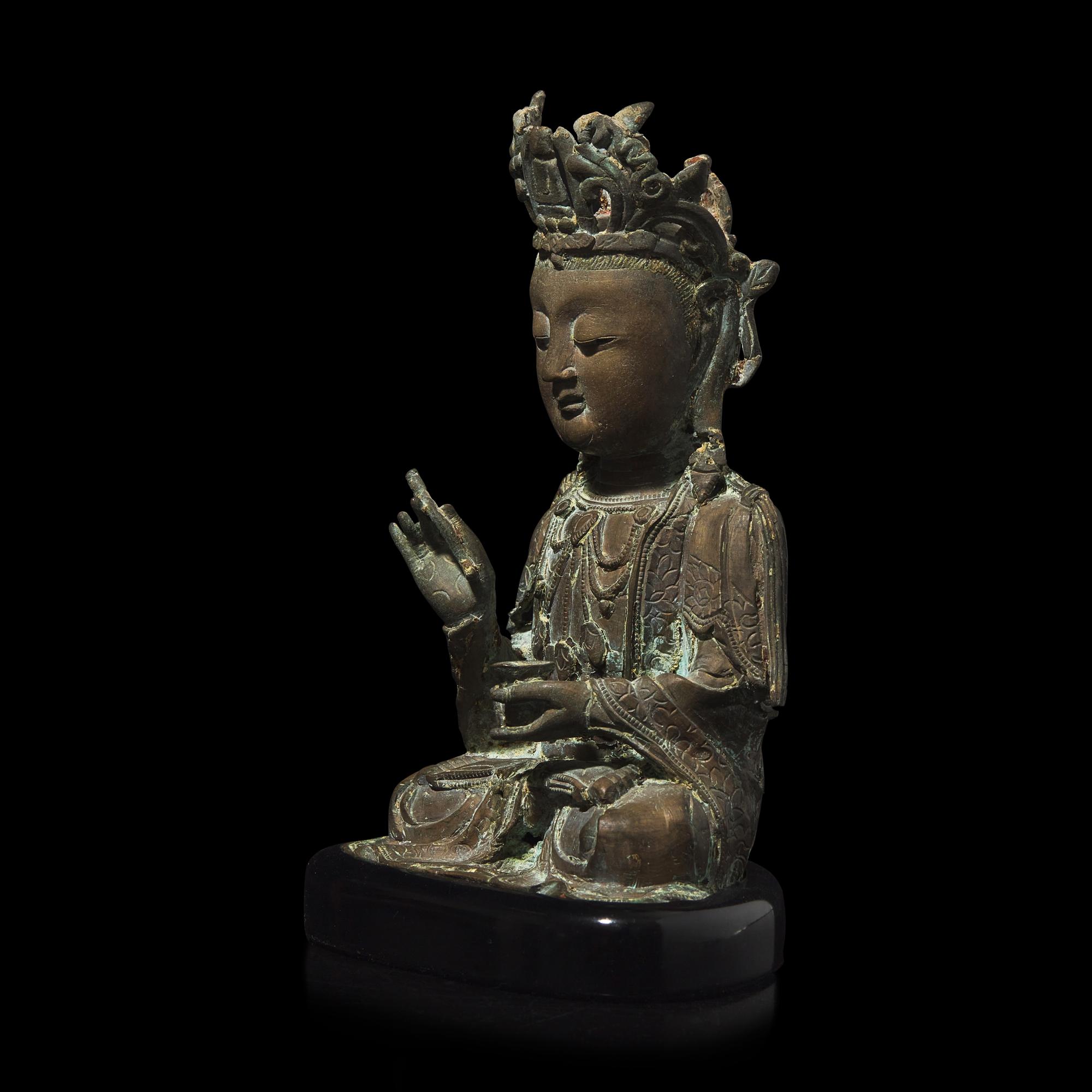 A Chinese Bronze Figure of Seated Guanyin, Ming Dynasty, 16th/17th Century 明中期 銅觀音坐像