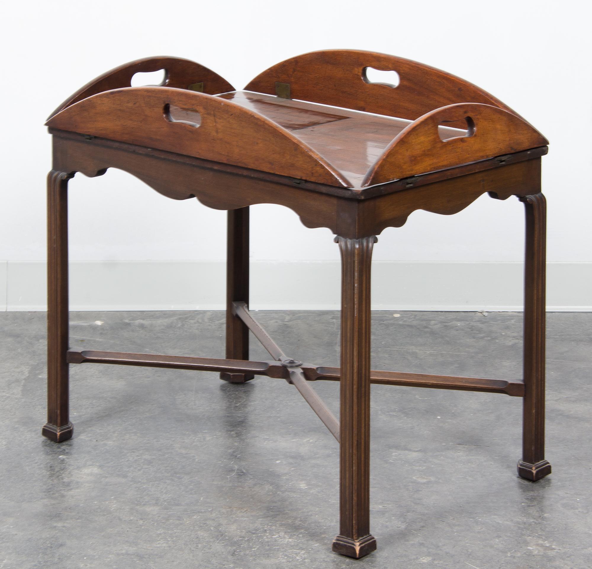 A Georgian Style Butler's Tray Table Height 20 3/4 x width 34 3/4 x depth 26 inches. — EARLY 20TH CENTURY