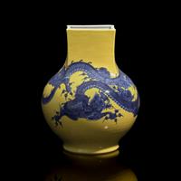 A Large Makuzu Kozan Yellow Ground "Dragons" Vase, Late 19th to First Part 20th Century 十九至二十世紀 宮川香山製黃釉青花龍紋瓶