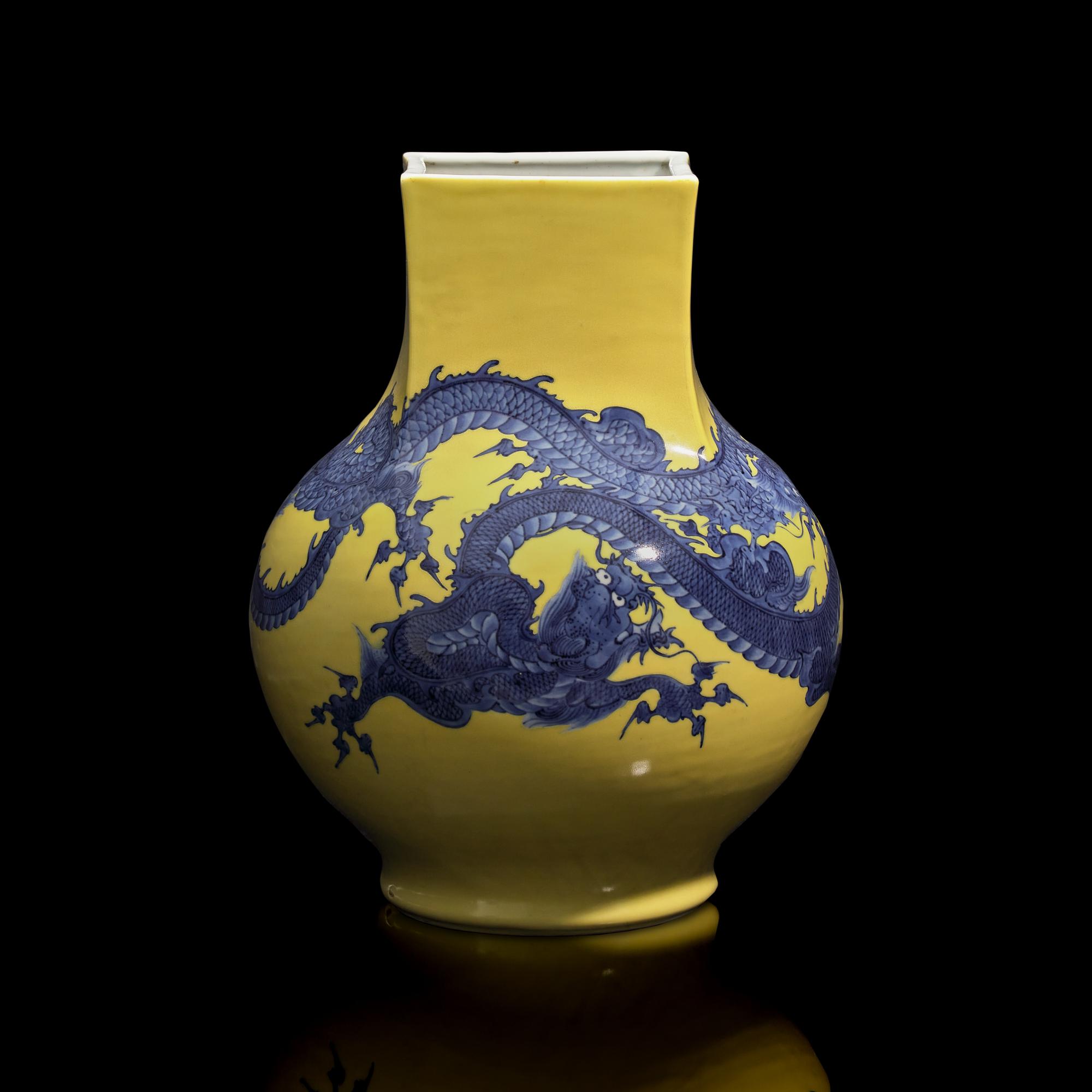 A Large Makuzu Kozan Yellow Ground "Dragons" Vase, Late 19th to First Part 20th Century 十九至二十世紀 宮川香山製黃釉青花龍紋瓶
