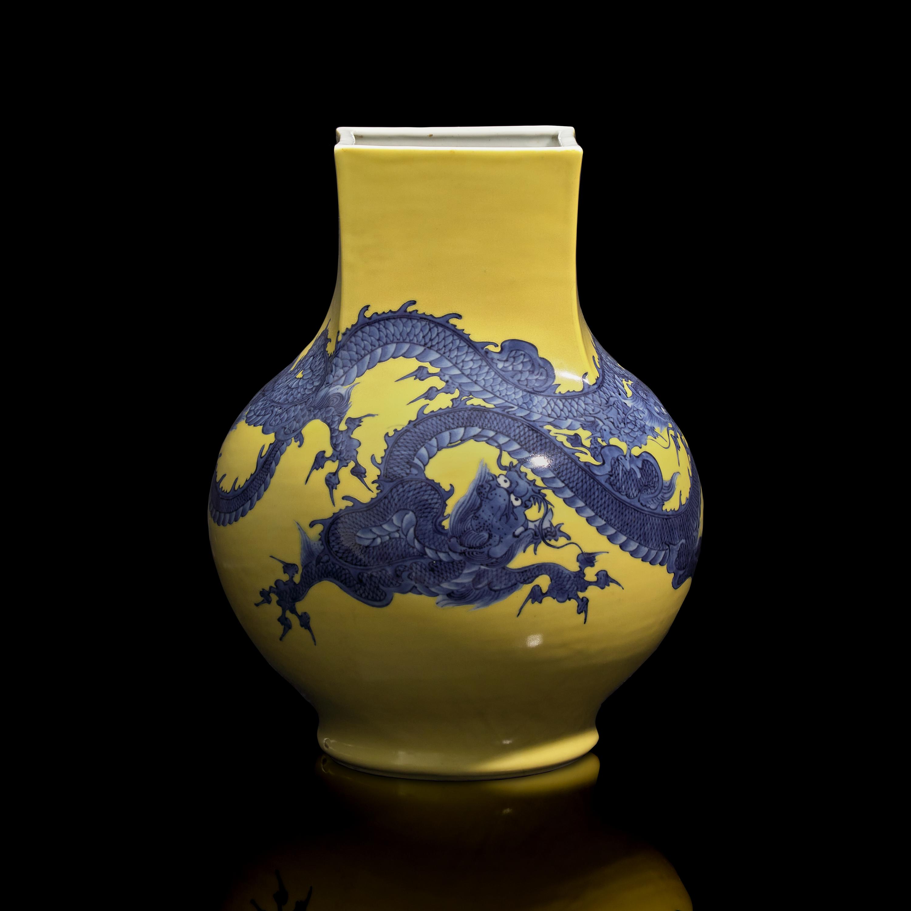 A Large Makuzu Kozan Yellow Ground "Dragons" Vase, Late 19th to First Part 20th Century 十九至二十世紀 宮川香山製黃釉青花龍紋瓶