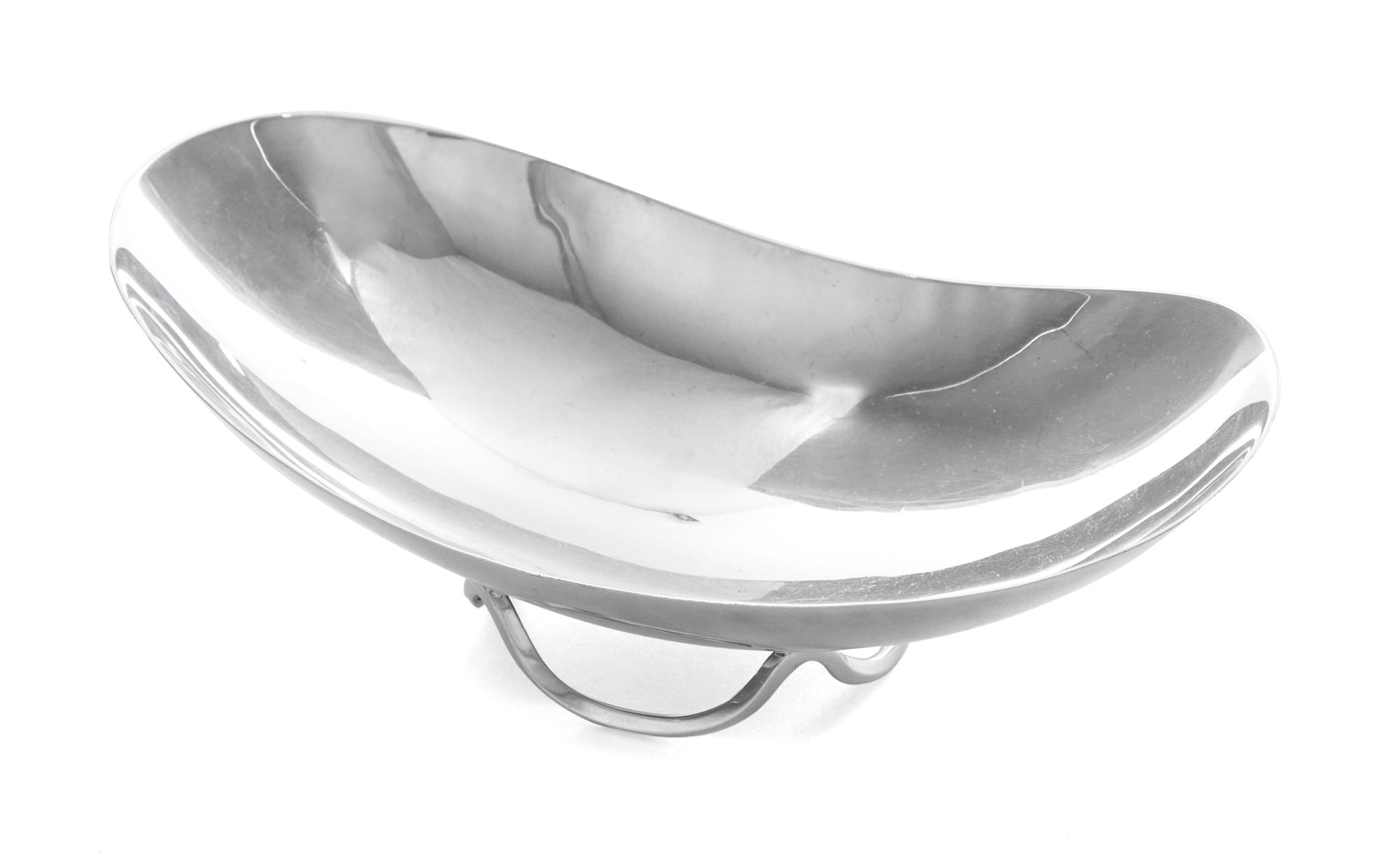An American Silver Dish, Alfredo Sciarotta, Newport, RI, Mid-20th Century, of oval boat form raised on an undulating wirework base.