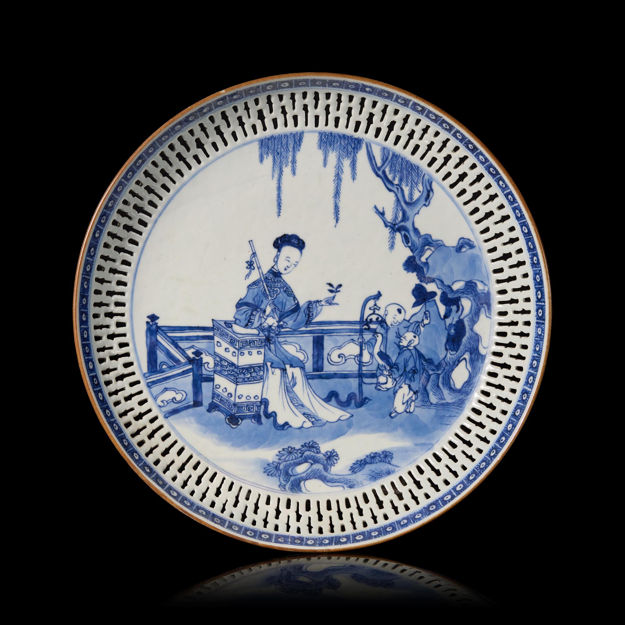 A Chinese Export Blue and White Reticulated "Meiren and Boys" Dish, Qianlong Period 清乾隆 青花鏤空美人圖賞盤