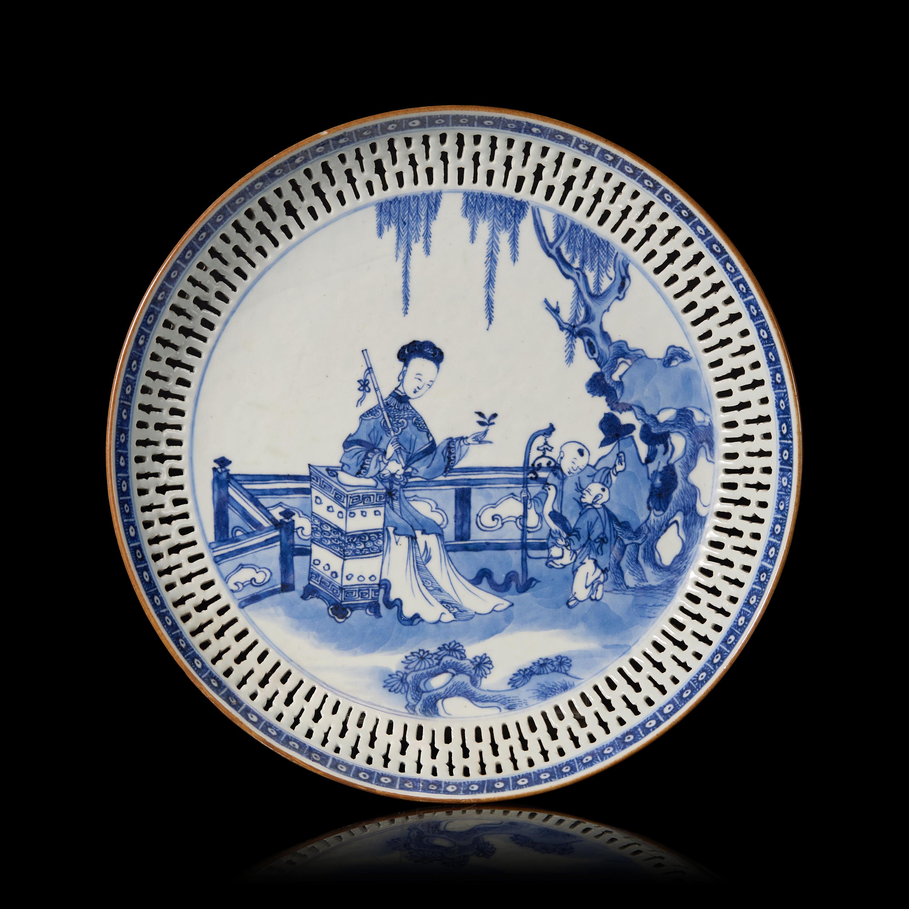 A Chinese Export Blue and White Reticulated "Meiren and Boys" Dish, Qianlong Period 清乾隆 青花鏤空美人圖賞盤