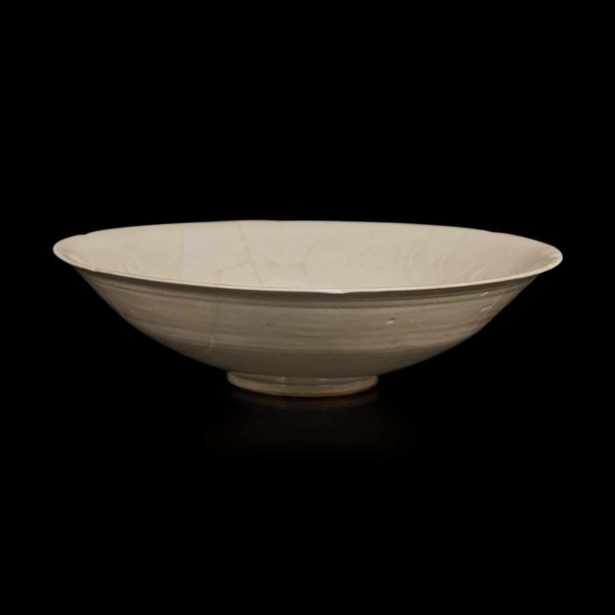 A large Chinese Dingyao carved hexifoliate bowl 定窯刻劃花盌 Northern Song Dynasty ??