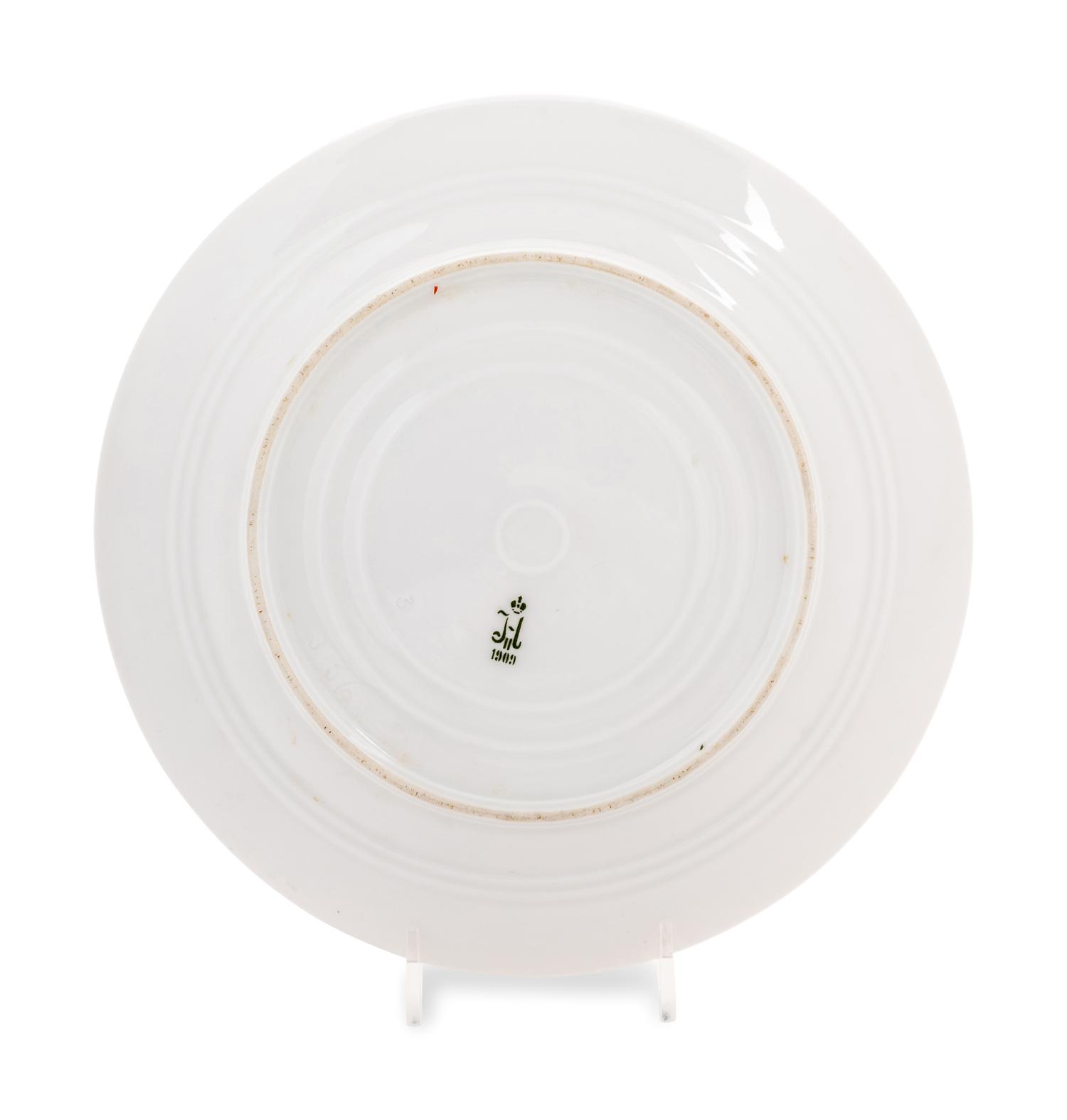 A Nicholas II Imperial Porcelain Factory Dinner Plate from the 'Petergof Farm Palace' Service
