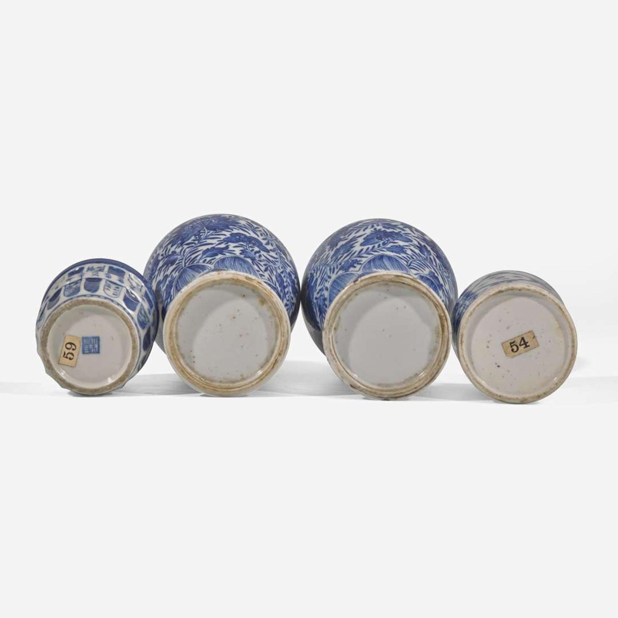 A pair of Chinese blue and white porcelain baluster vases and covers 青花带盖观音瓶一对 Kangxi period ???