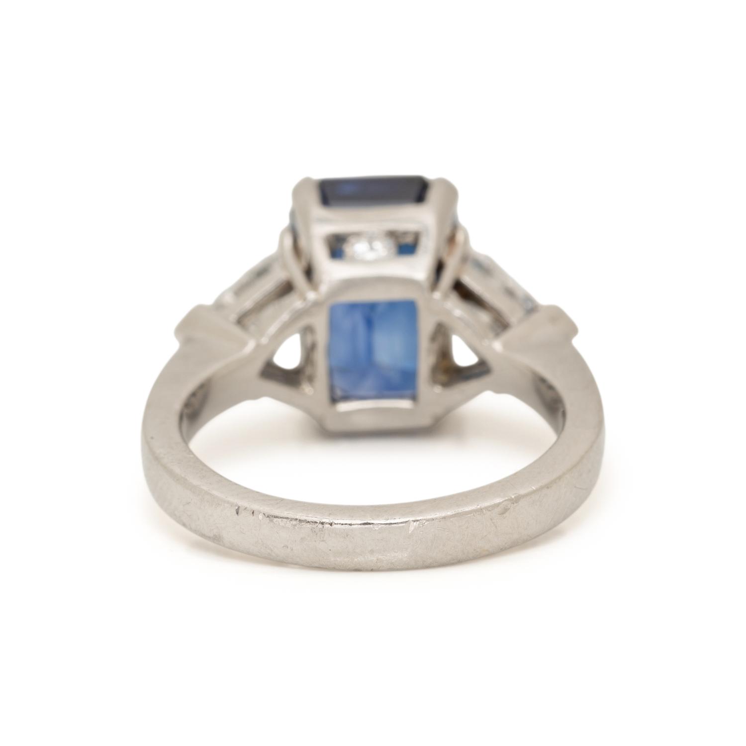 SAPPHIRE AND DIAMOND RING