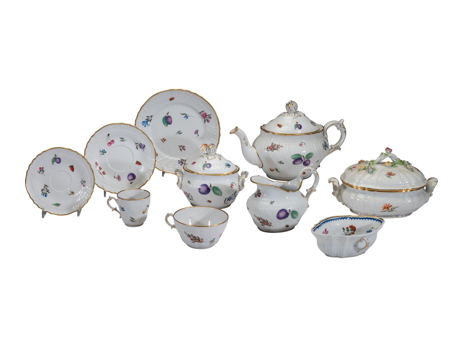 A Richard Ginori Parcel Gilt Porcelain Dessert Service