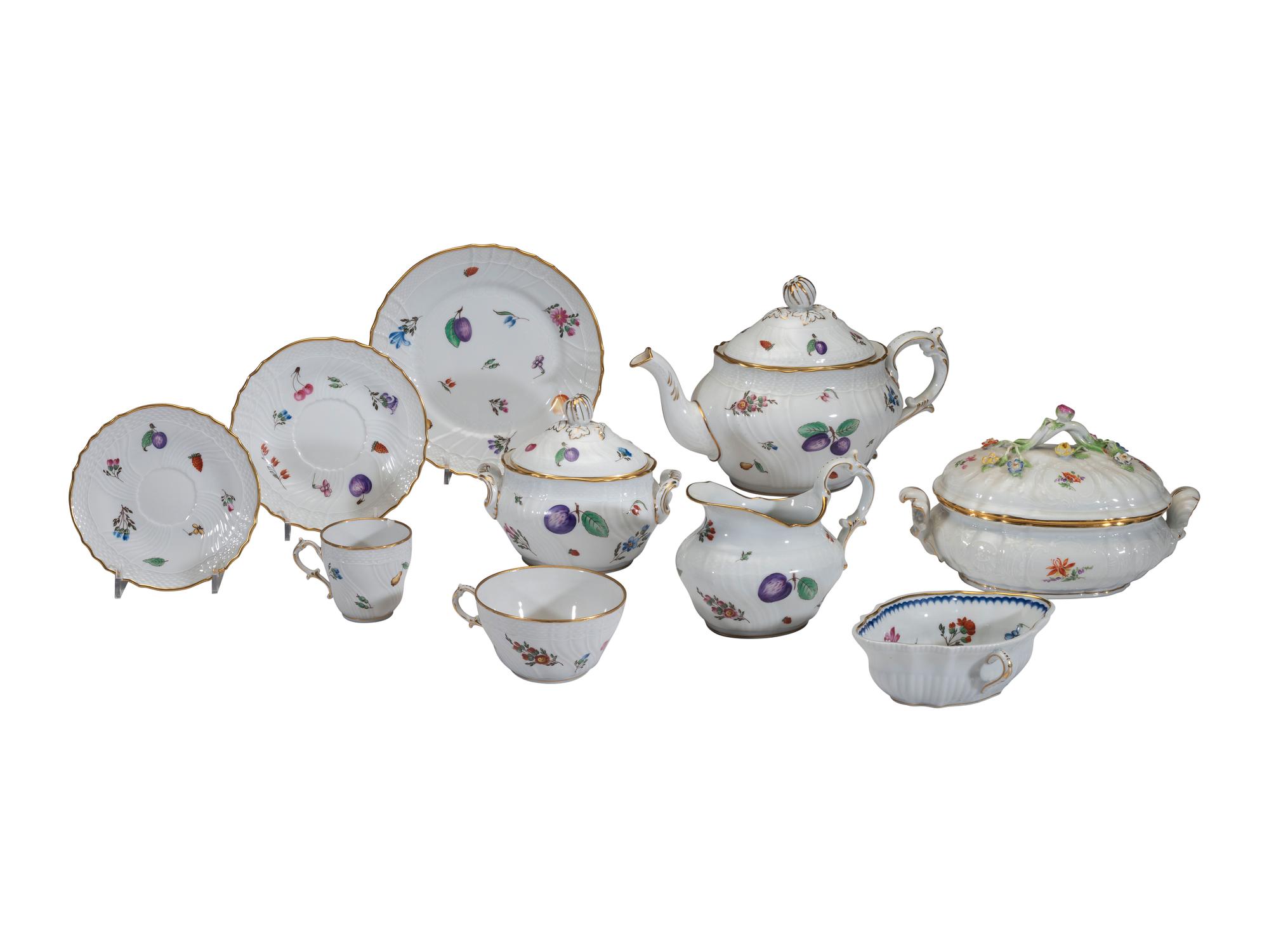 A Richard Ginori Parcel Gilt Porcelain Dessert Service