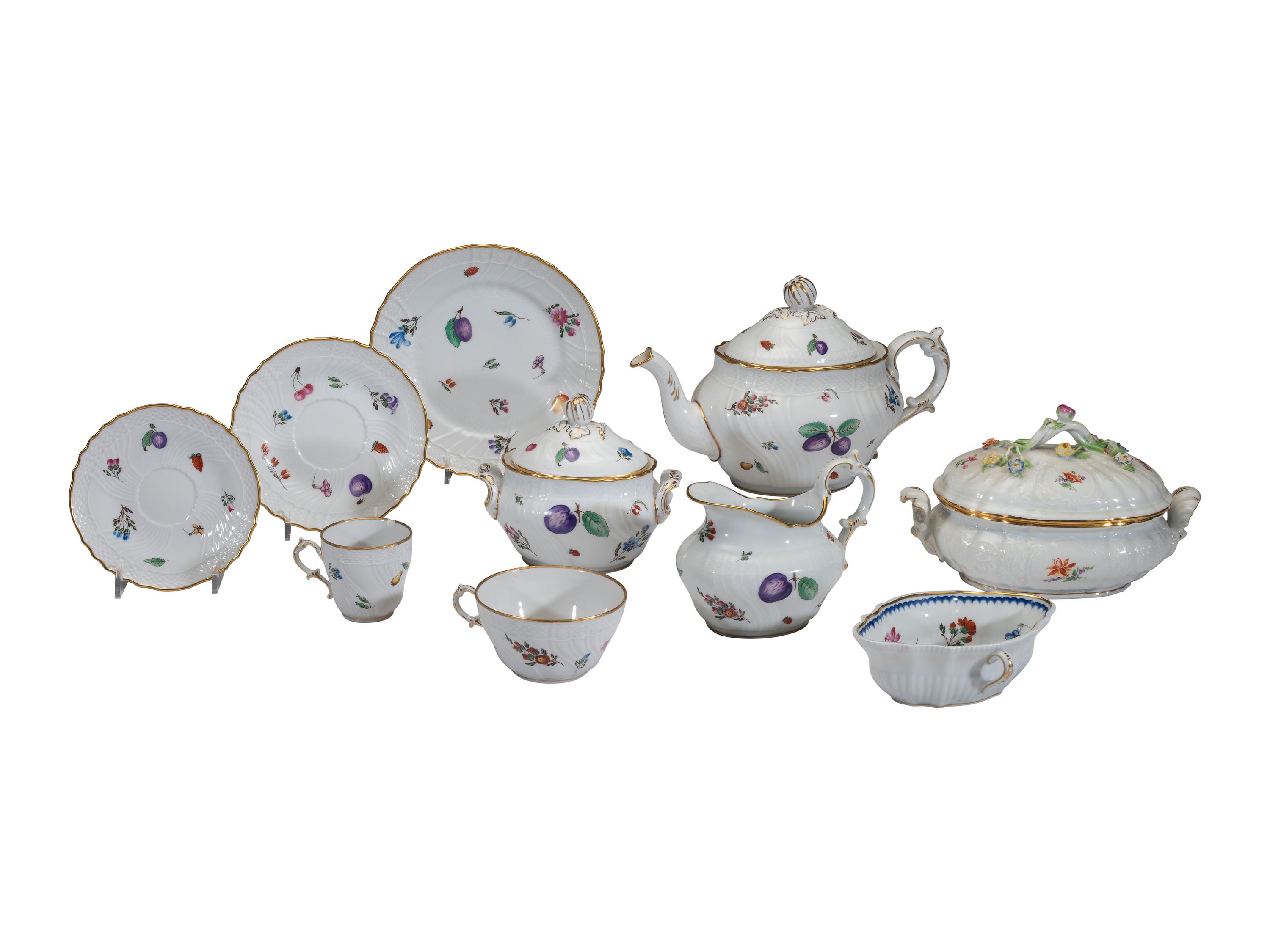 A Richard Ginori Parcel Gilt Porcelain Dessert Service
