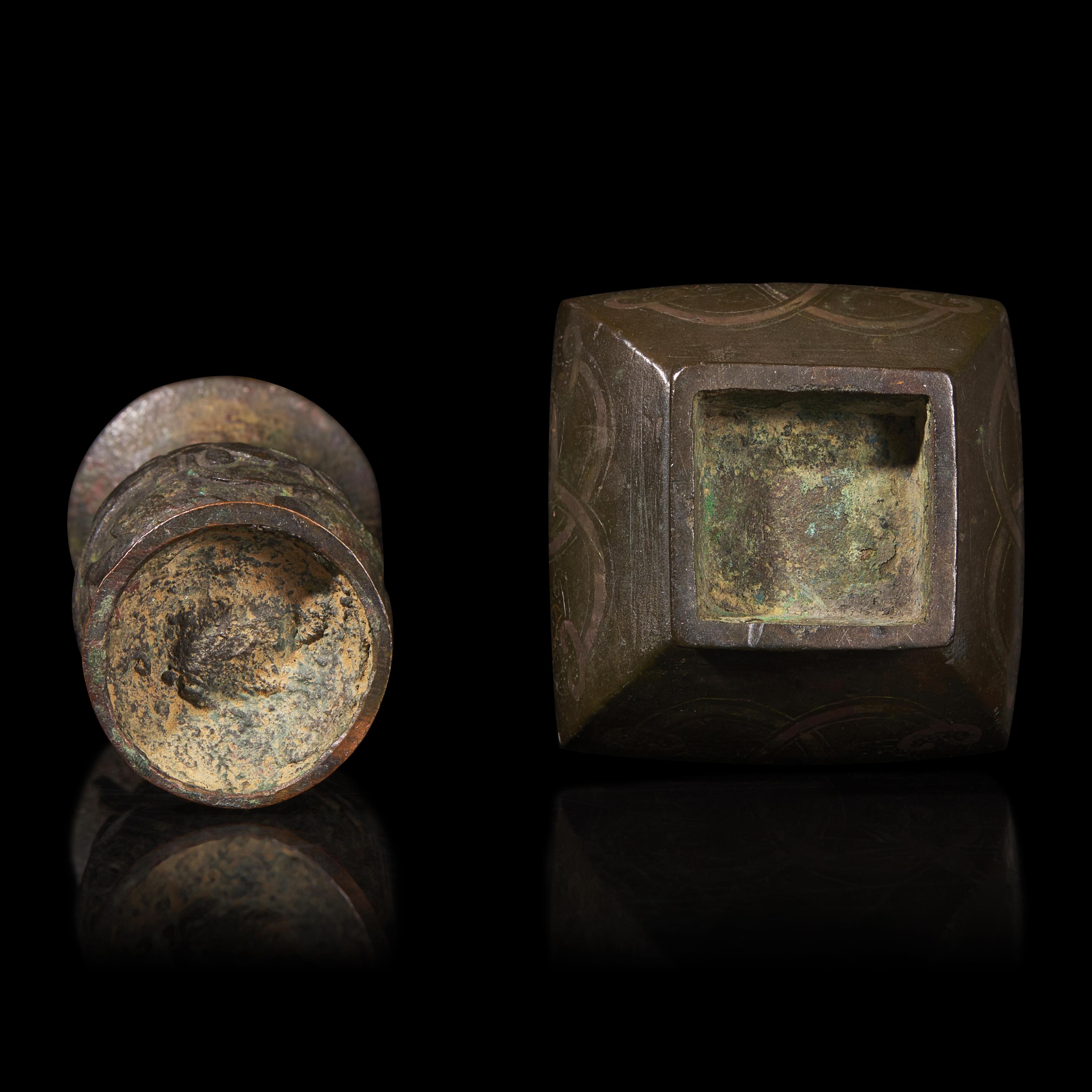 Two Miniature Chinese Bronze Vases, Yuan Dynasty and Later 元或更晚 銅賞瓶兩件