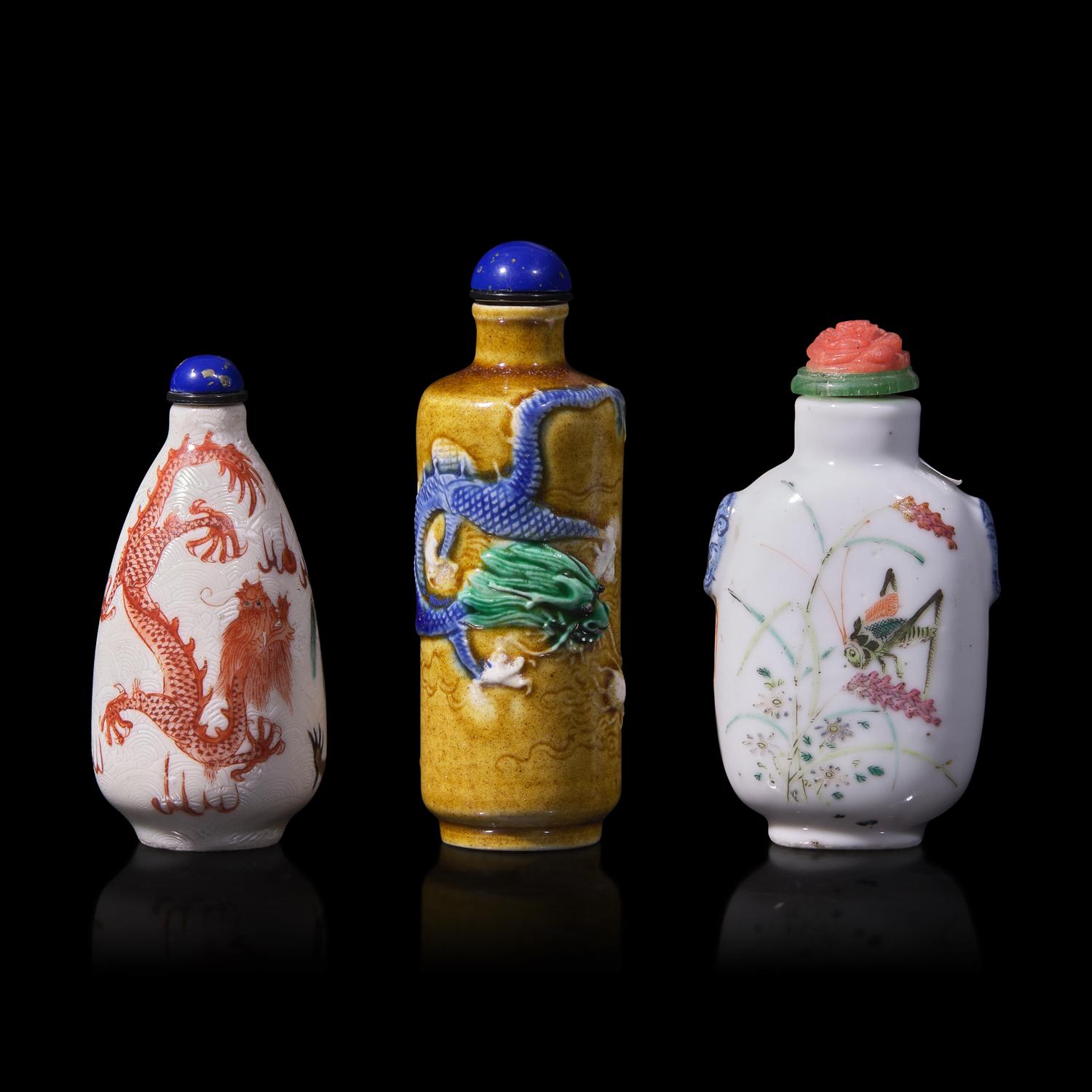 Three Chinese Porcelain Snuff Bottles, 19th-Early 20th Century 晚清-民國 瓷鼻煙壺三支