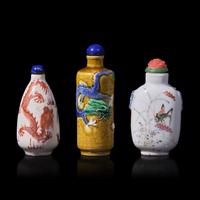 Three Chinese Porcelain Snuff Bottles, 19th-Early 20th Century 晚清-民國 瓷鼻煙壺三支