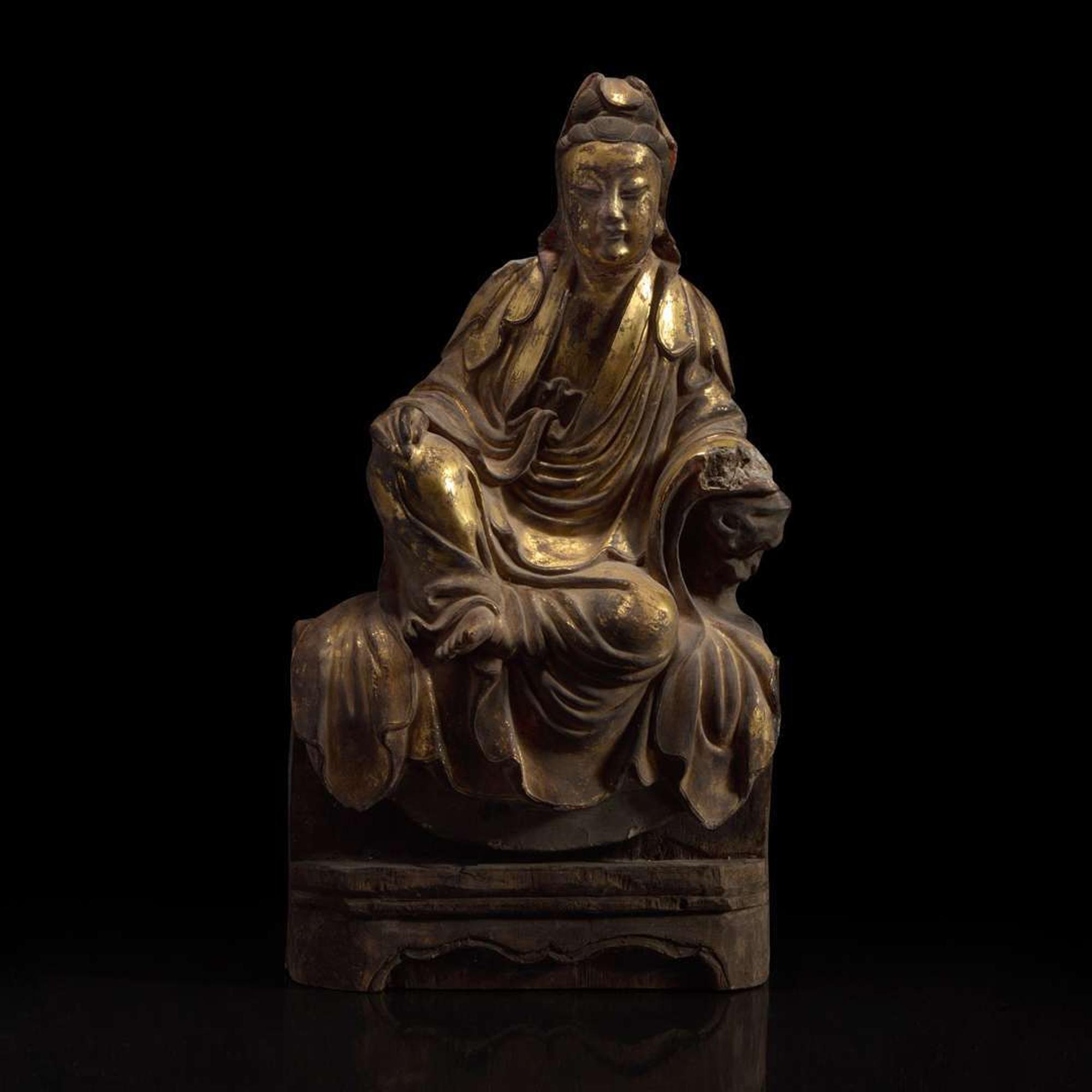 A Chinese gilt-lacquered stucco figurine of Guanyin 泥塑鎏金观音 18th century or earlier ???????