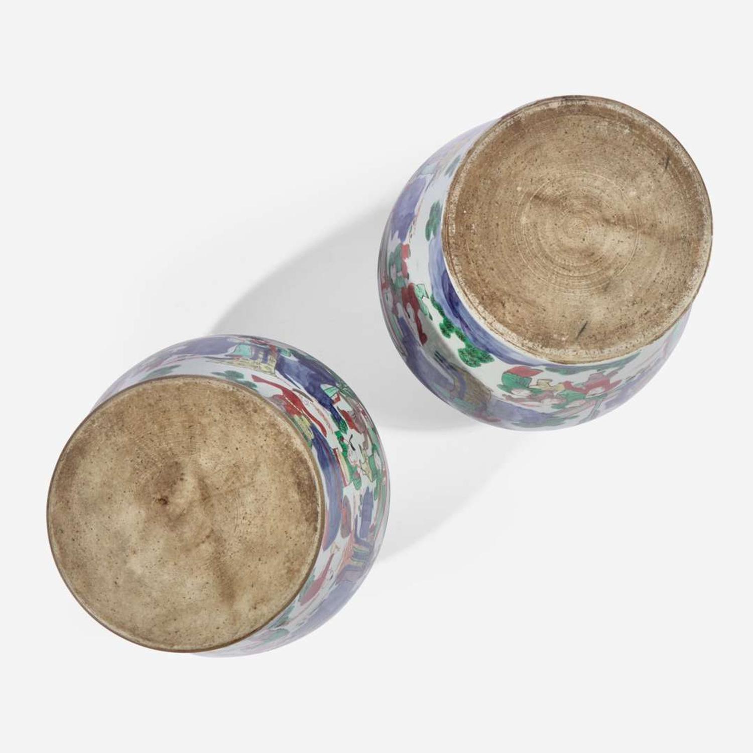 A pair of Chinese wucai decorated porcelain jars with covers 五彩带盖带底座大罐一对