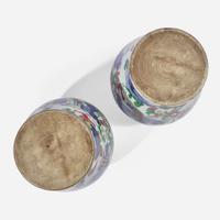 A pair of Chinese wucai decorated porcelain jars with covers 五彩带盖带底座大罐一对