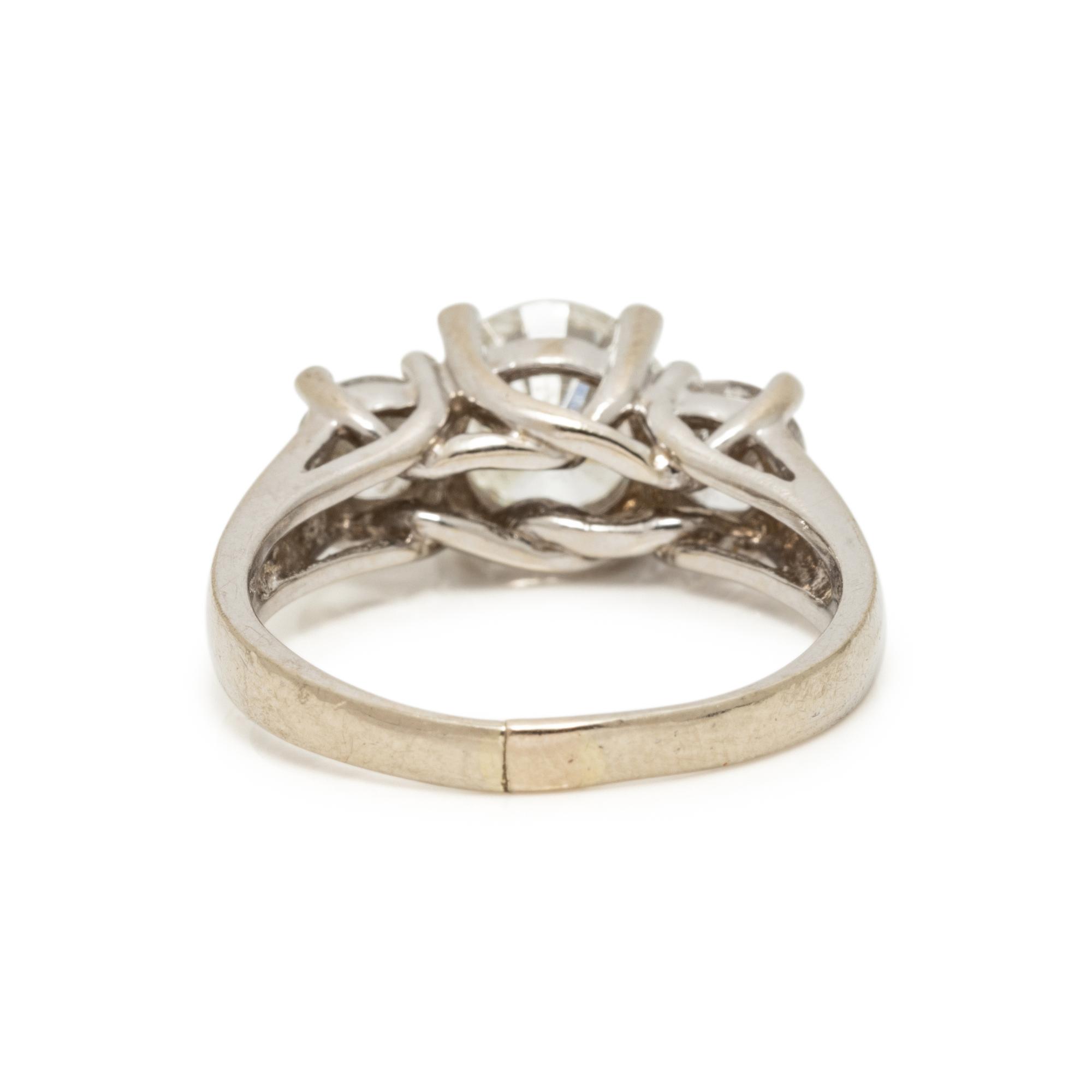 WHITE GOLD AND DIAMOND RING