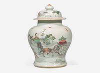 A Chinese famille verte-decorated jar and cover 硬彩蓋罐