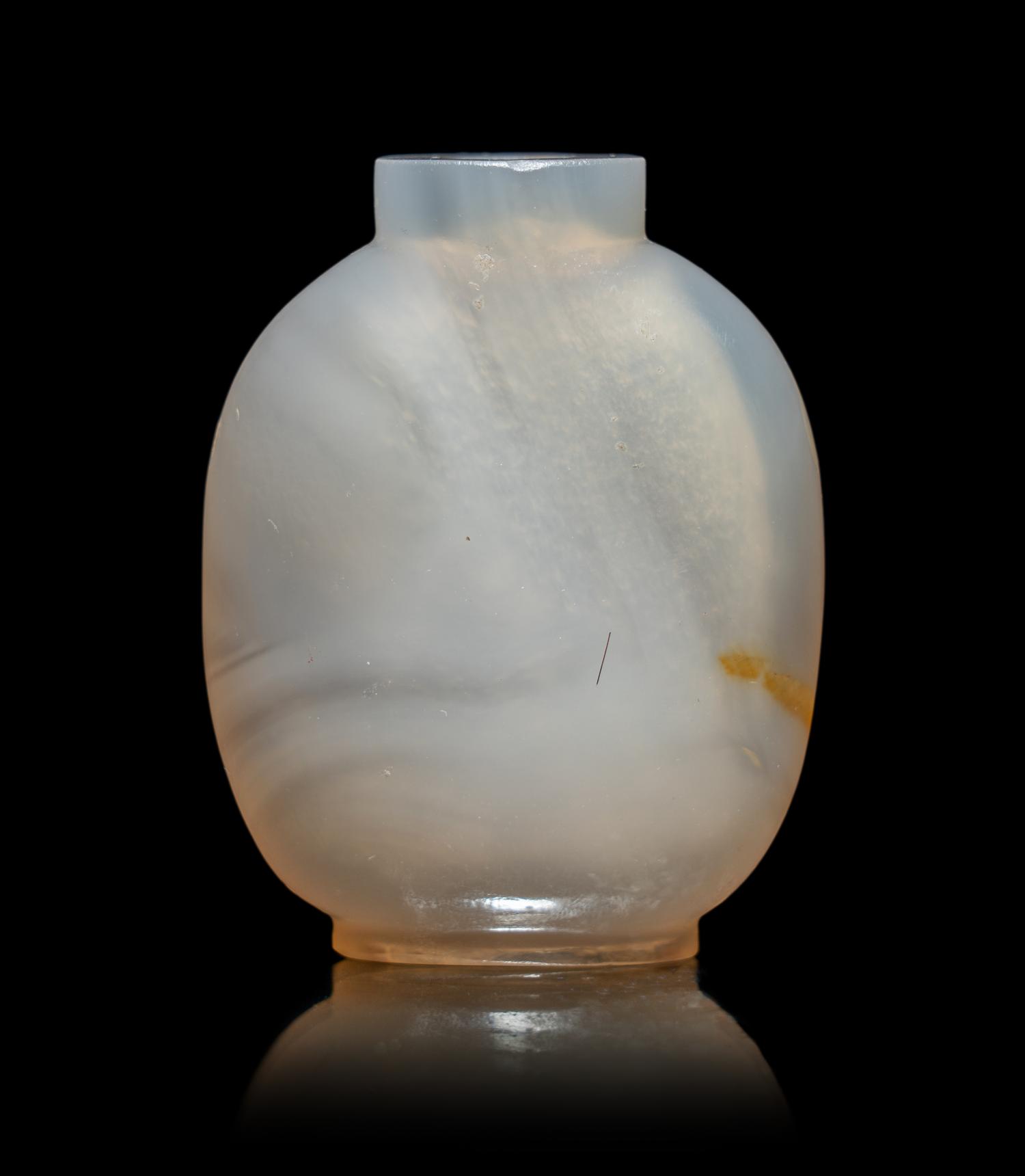 A Chinese Carved Chalcedony Agate Snuff Bottle