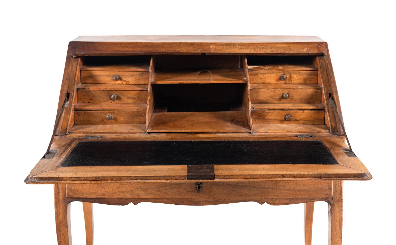 A Louis XV Walnut Bureau en Pente