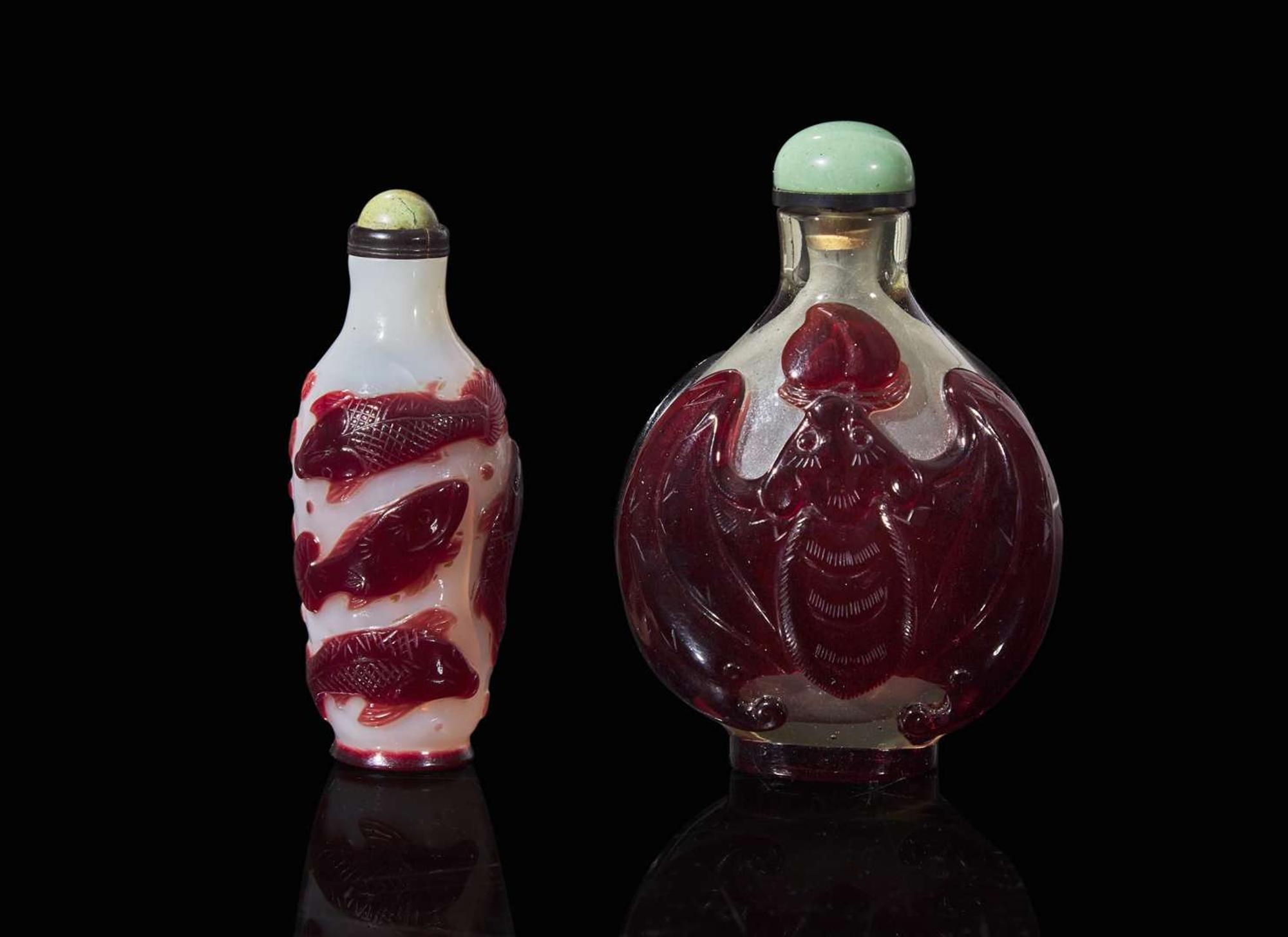 Two Chinese ruby-overlay glass snuff bottles 雙色玻璃鼻煙壺兩件