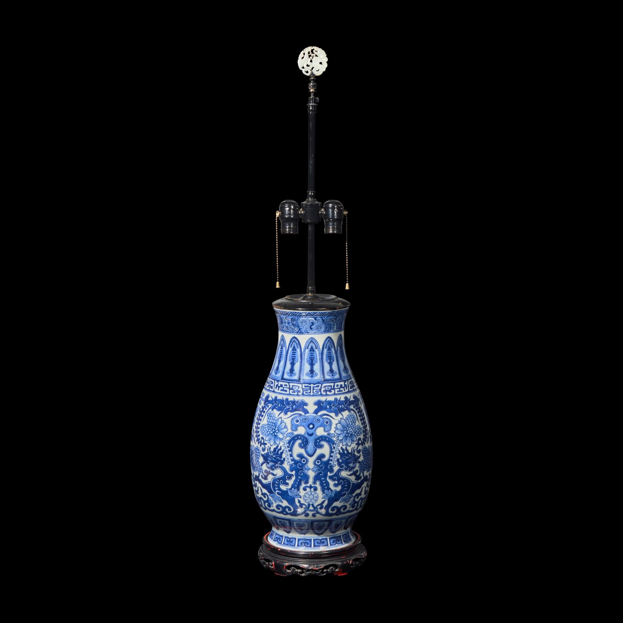 An Unusual Chinese Blue and White Porcelain Archaistic Vase 青花龍紋賞瓶