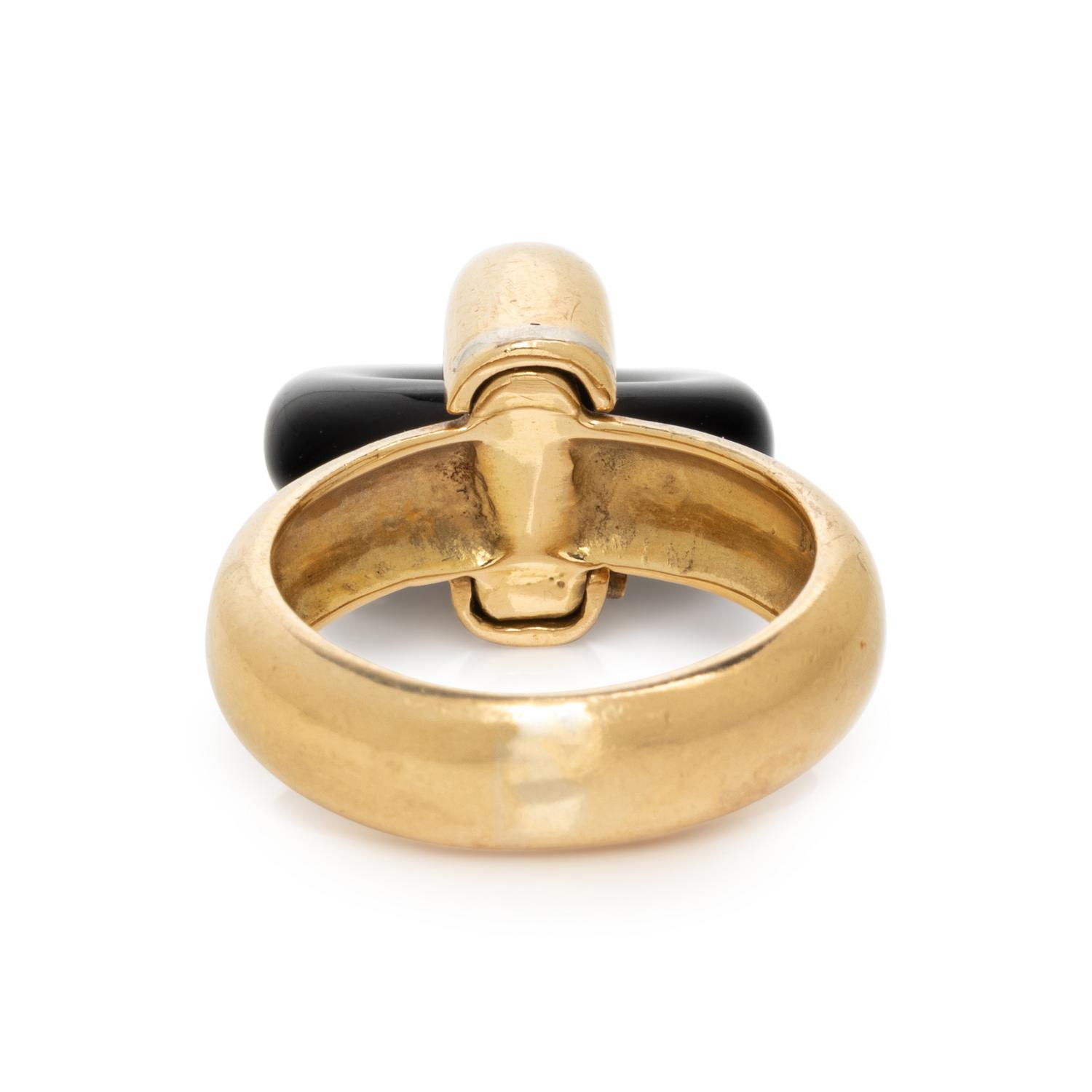 YELLOW GOLD AND ONYX RING