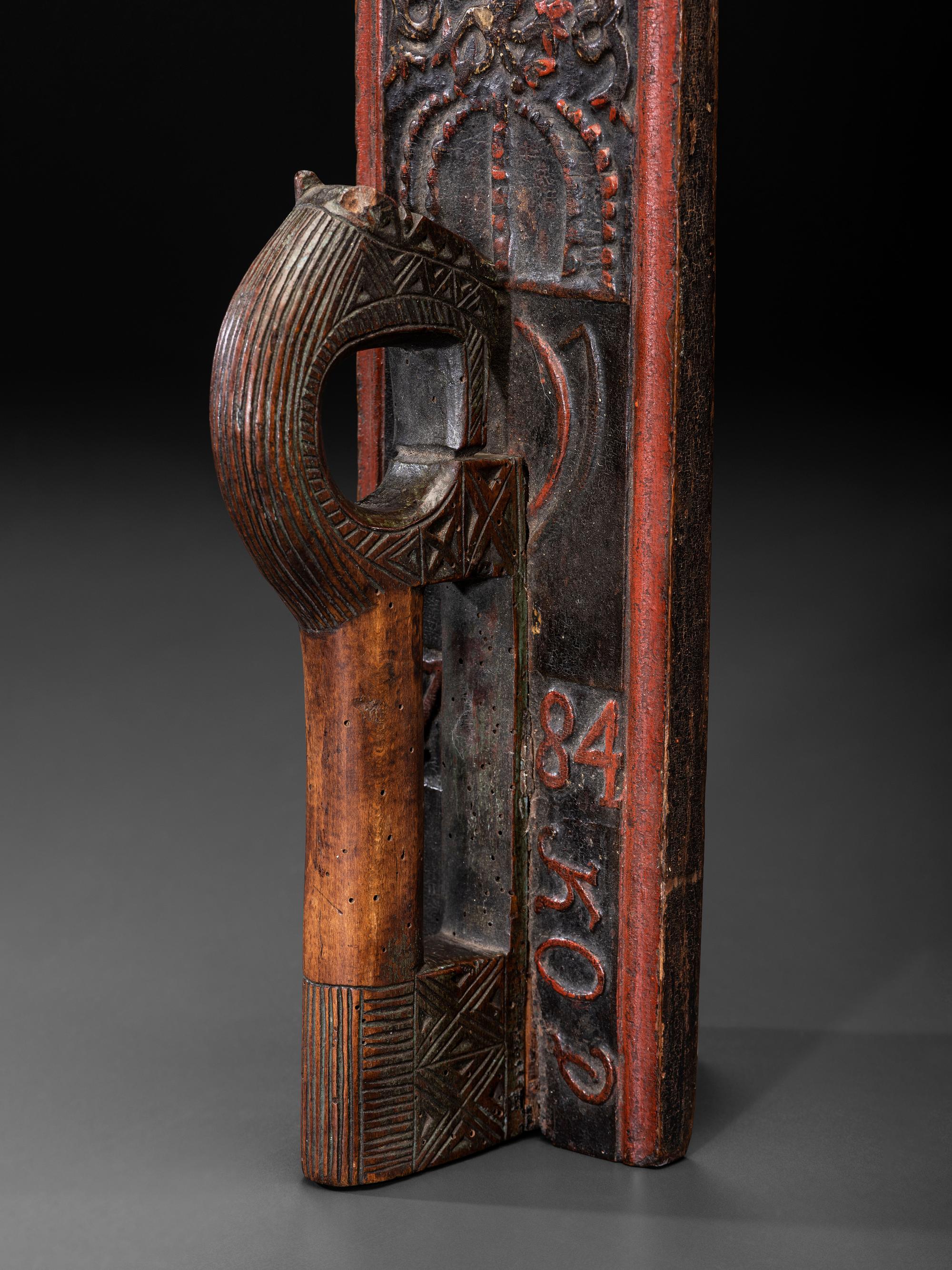 A Scandinavian Carved and Painted Maple Mangle Board