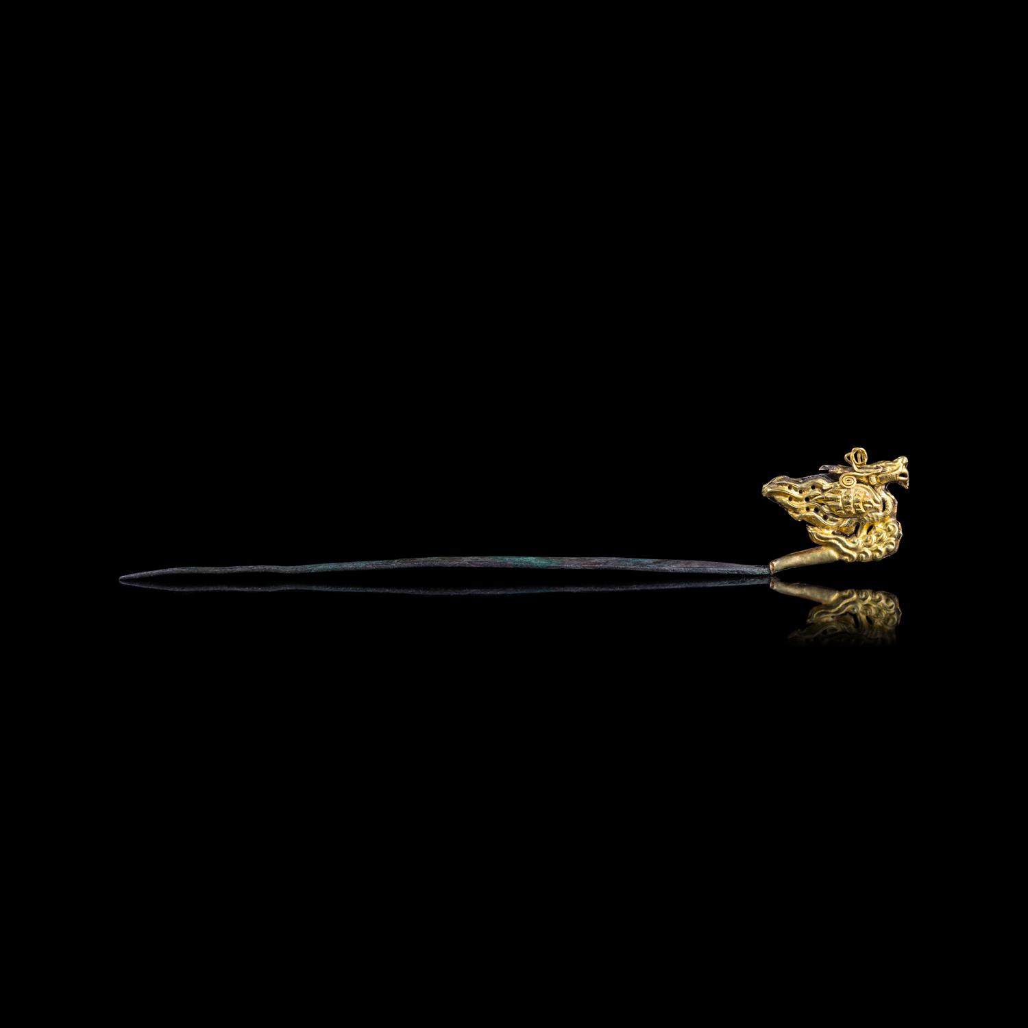 A Chinese Gold and Silver 'Phoenix and Cloud' Hairpin, Zan, Yuan-Ming Dynasty 元-明 鳳踏祥雲銀脚金簪