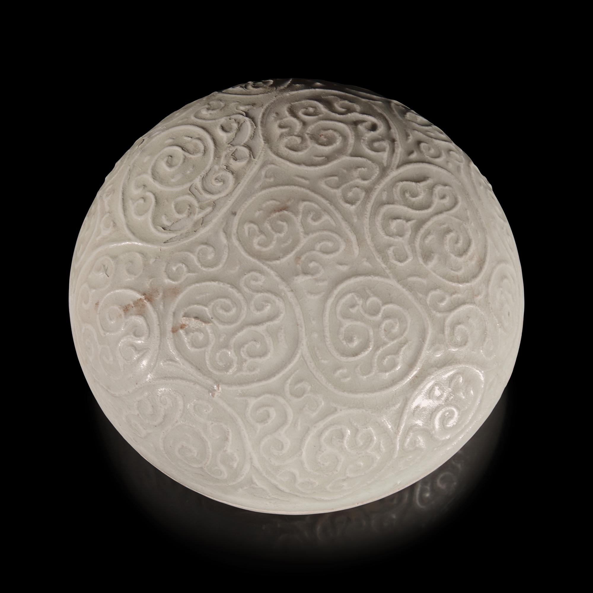 A Chinese Molded Dehua Porcelain Box and Cover, Song/Yuan Dynasty — 宋/元 德化白瓷卷草紋圓蓋盒