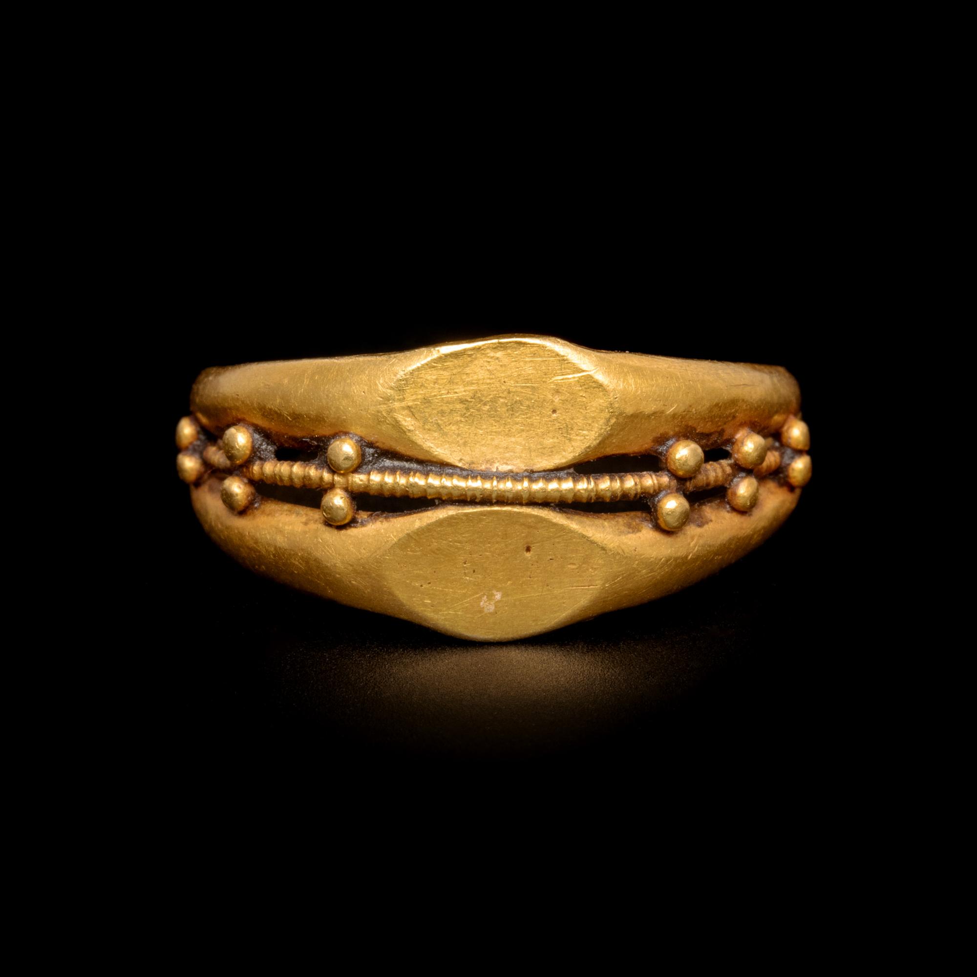 A Roman Gold Double Finger Ring