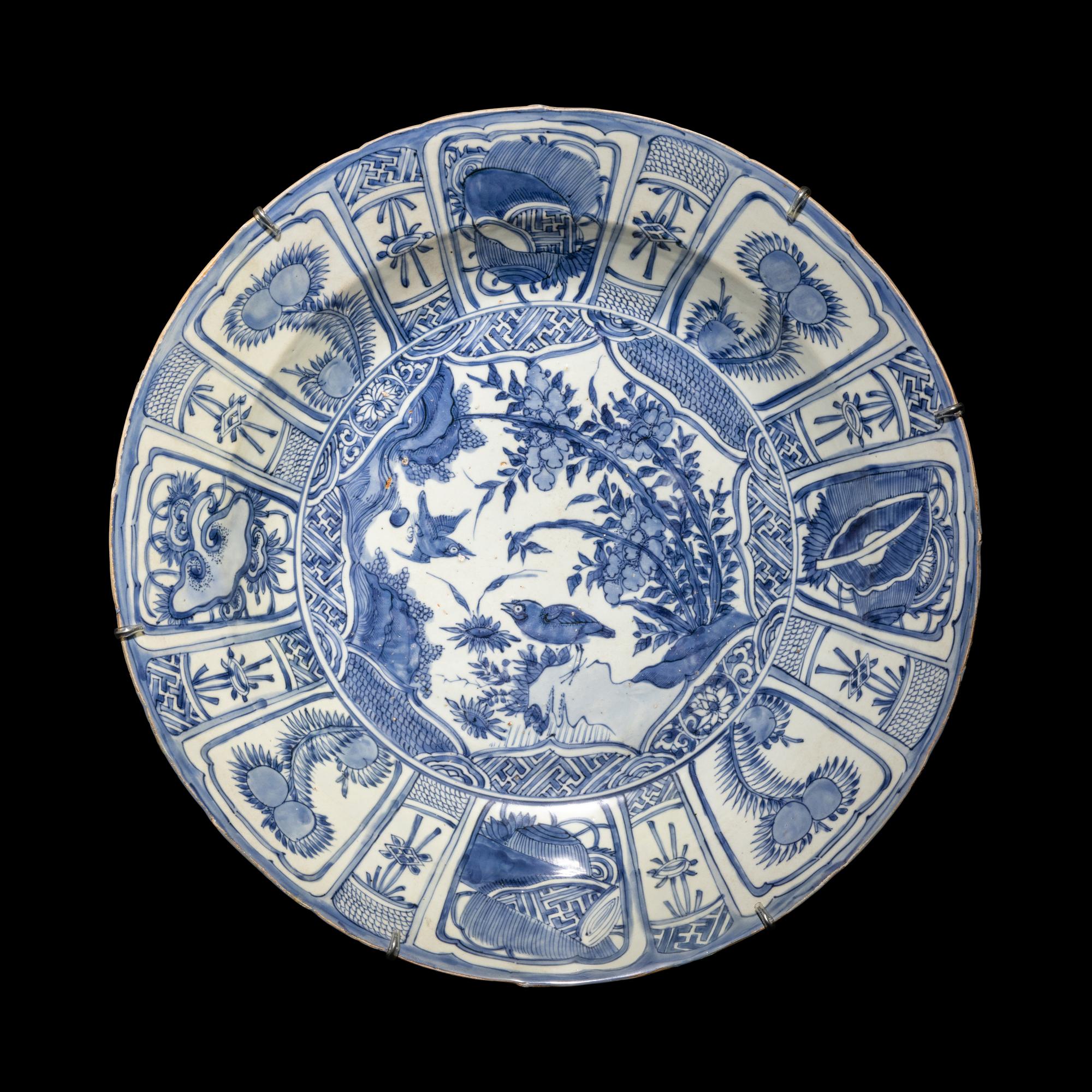 A Large Chinese Export Blue and White 'Kraak' Porcelain Charger, Ming Dynasty 明 外銷青花花鳥圖克拉克式大盤