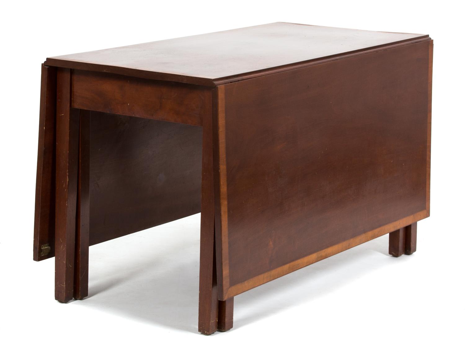 A Federal Style Mahogany Drop Leaf Dining Table — 20TH CENTURY