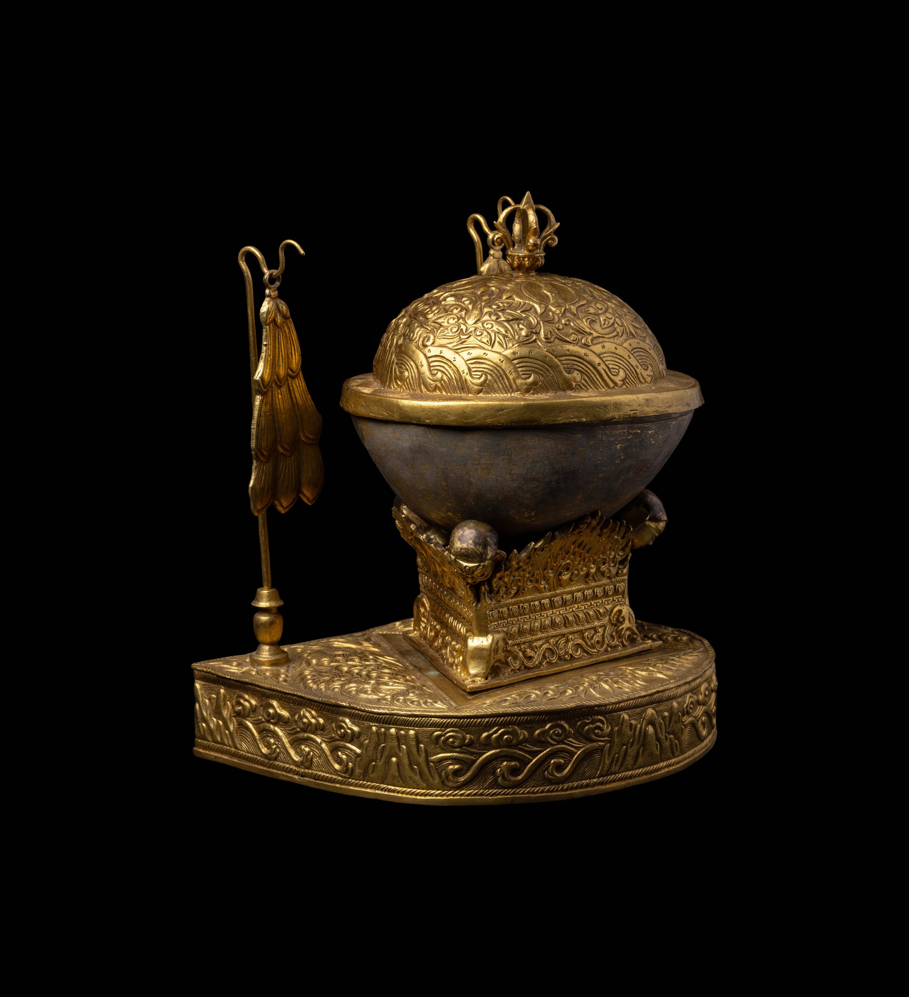 A Sino-Tibetan Gilt Bronze Kapala, 20th Century 近代 銅鎏金嘎巴拉碗