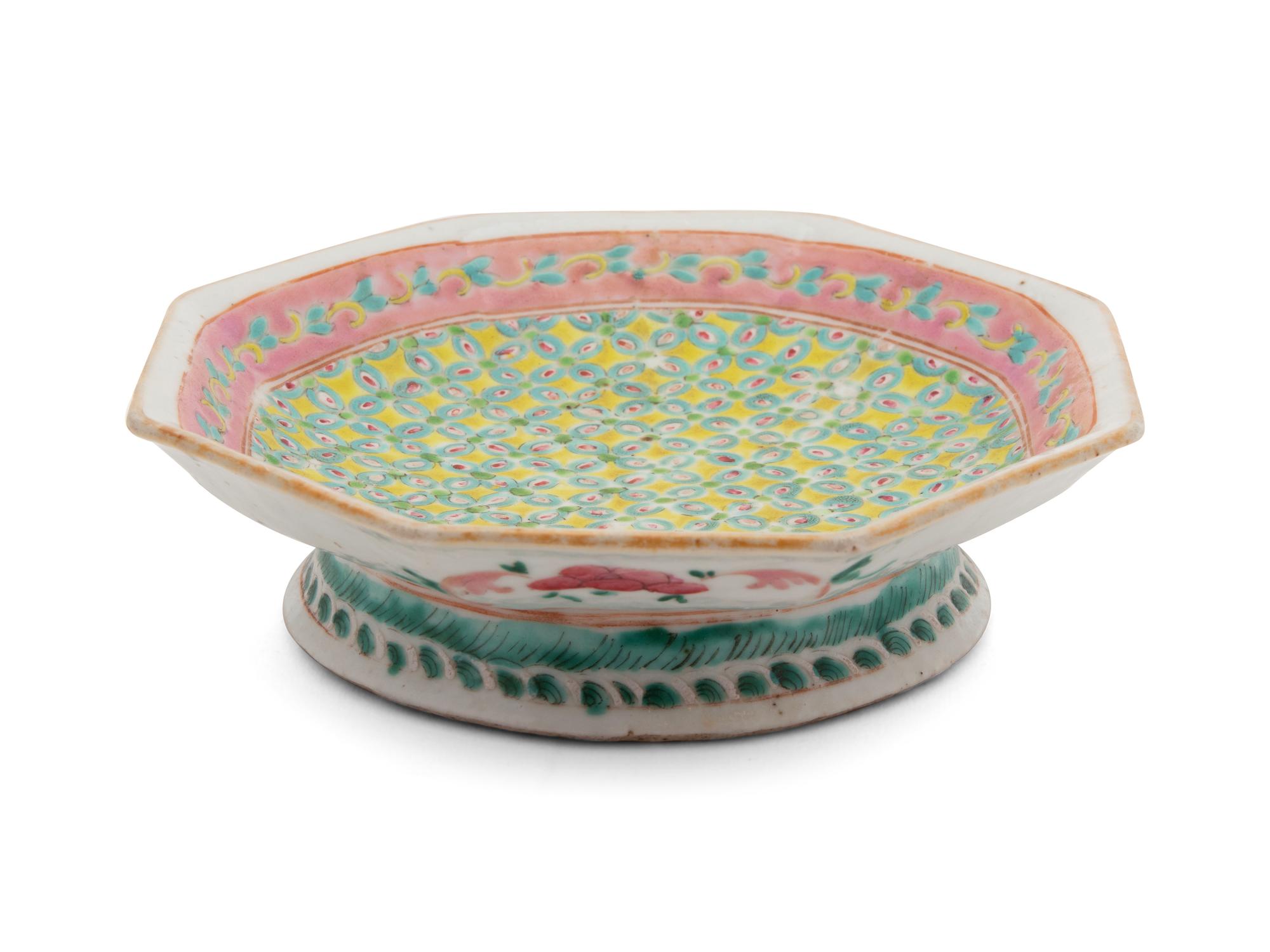 A Famille Rose Porcelain Footed Dish