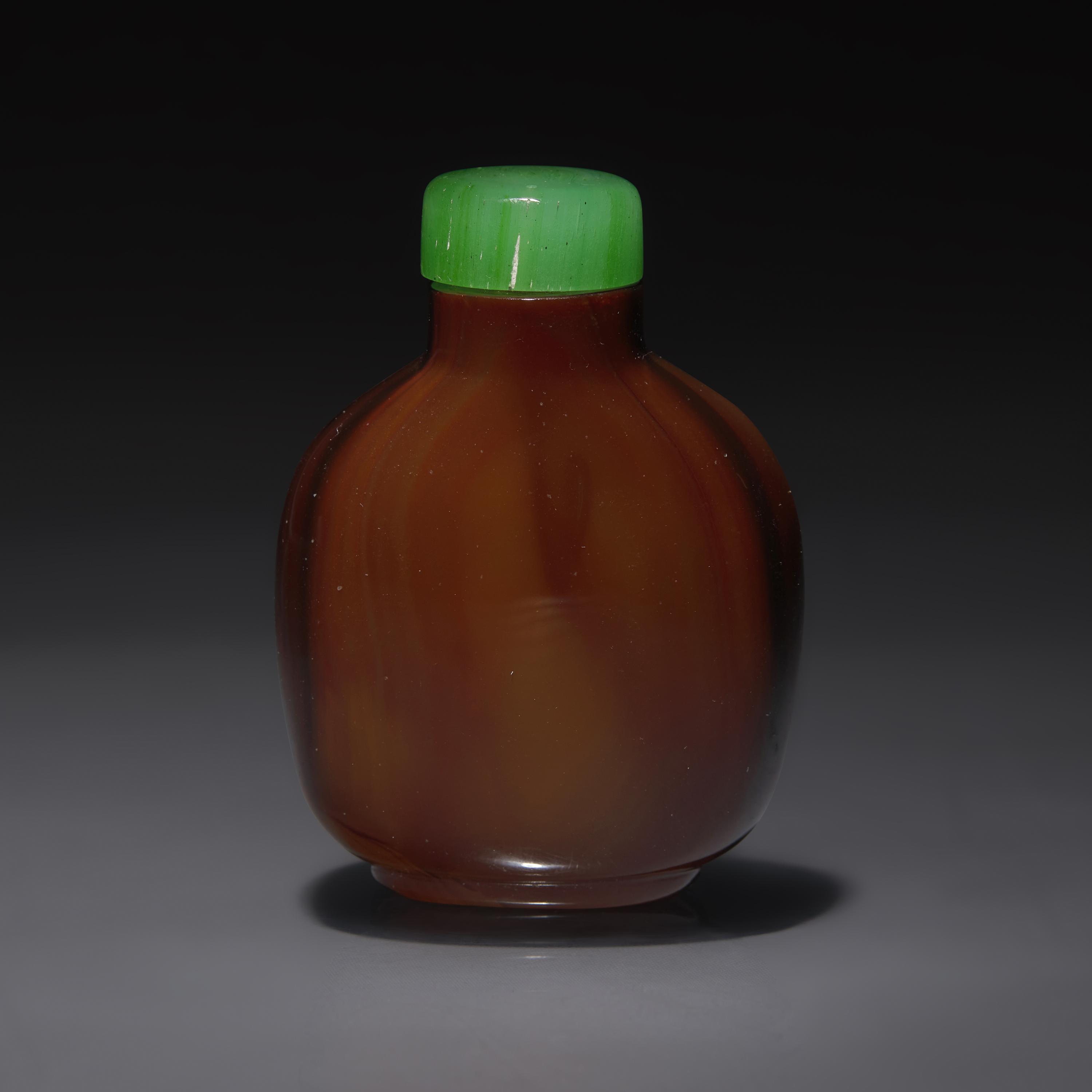 A Chinese Carved Agate "Tethered Horse" Snuff Bottle, Late Qing Dynasty — 清晚期 瑪瑙巧雕駿馬圖鼻煙壺