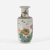A small Chinese famille verte-decorated porcelain rouleau vase 五彩纸槌瓶