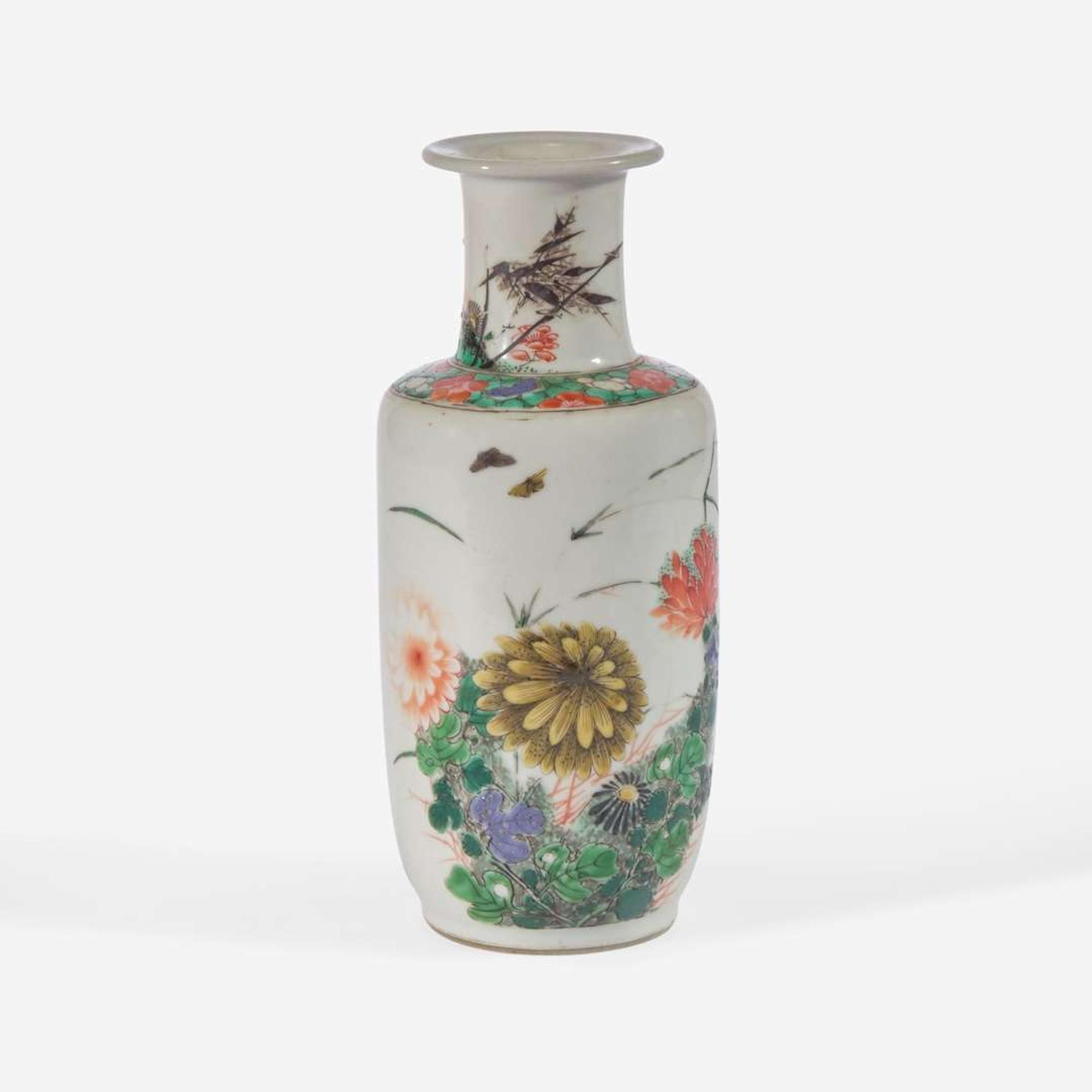 A small Chinese famille verte-decorated porcelain rouleau vase 五彩纸槌瓶