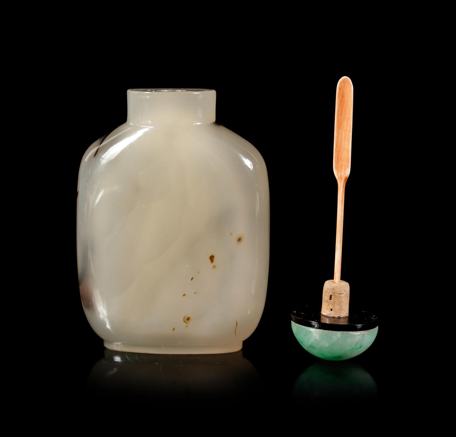 A Well Carved Silhouette Agate Snuff Bottle