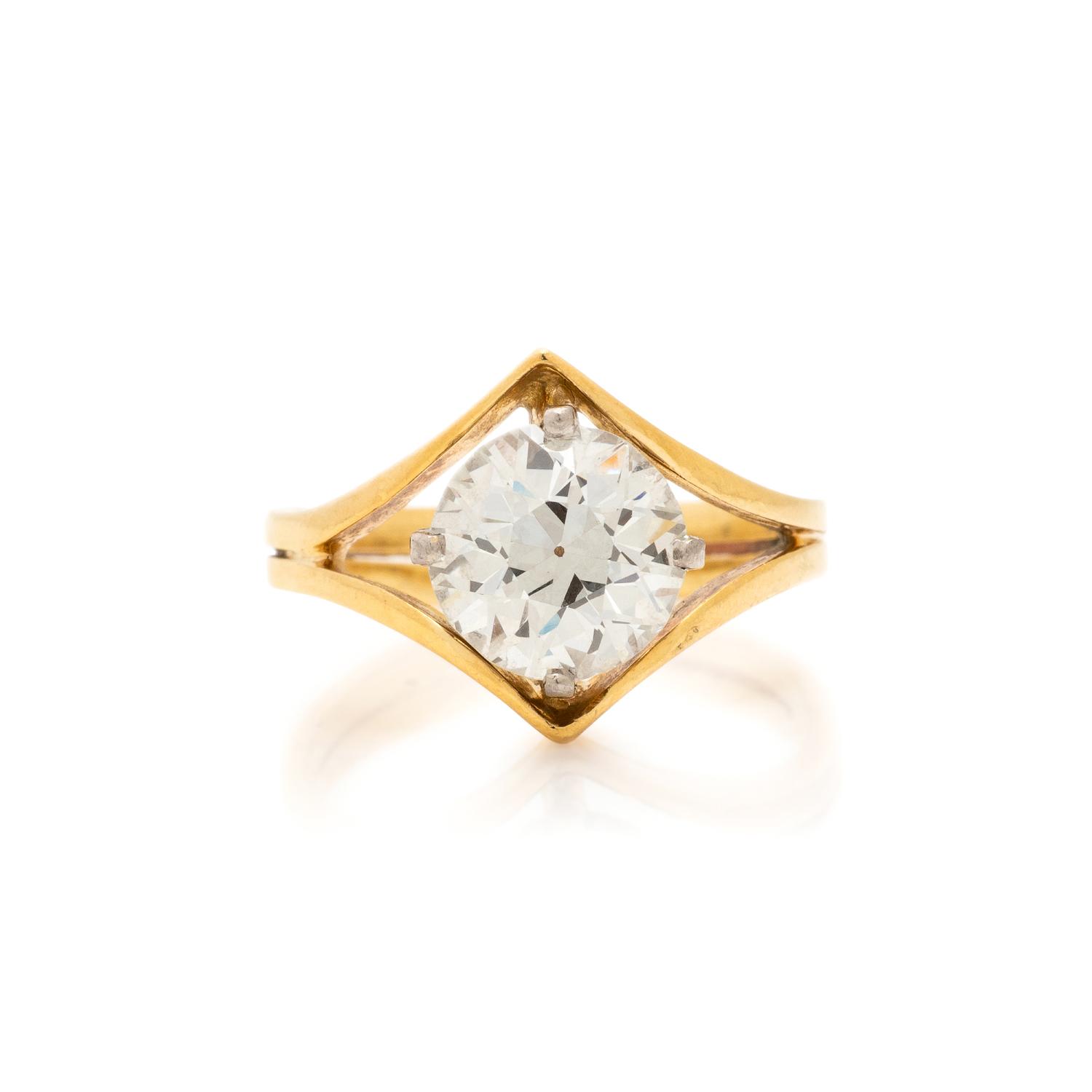 YELLOW GOLD AND DIAMOND RING