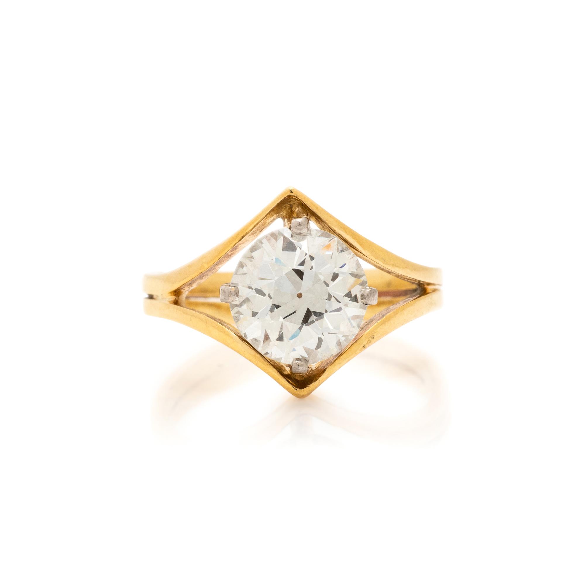 YELLOW GOLD AND DIAMOND RING